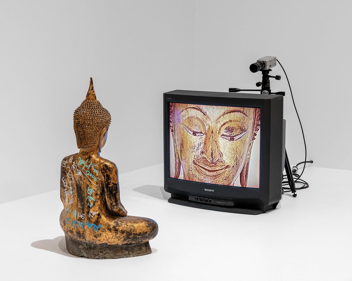 백남준, <Gold TV Buddha>, 2005, Closed-circuit video (color, silent), 27-inch monitor, video camera, tripod, cables, and permanent oil marker on gilded, bronze Buddha, 80x66x215.9cm.