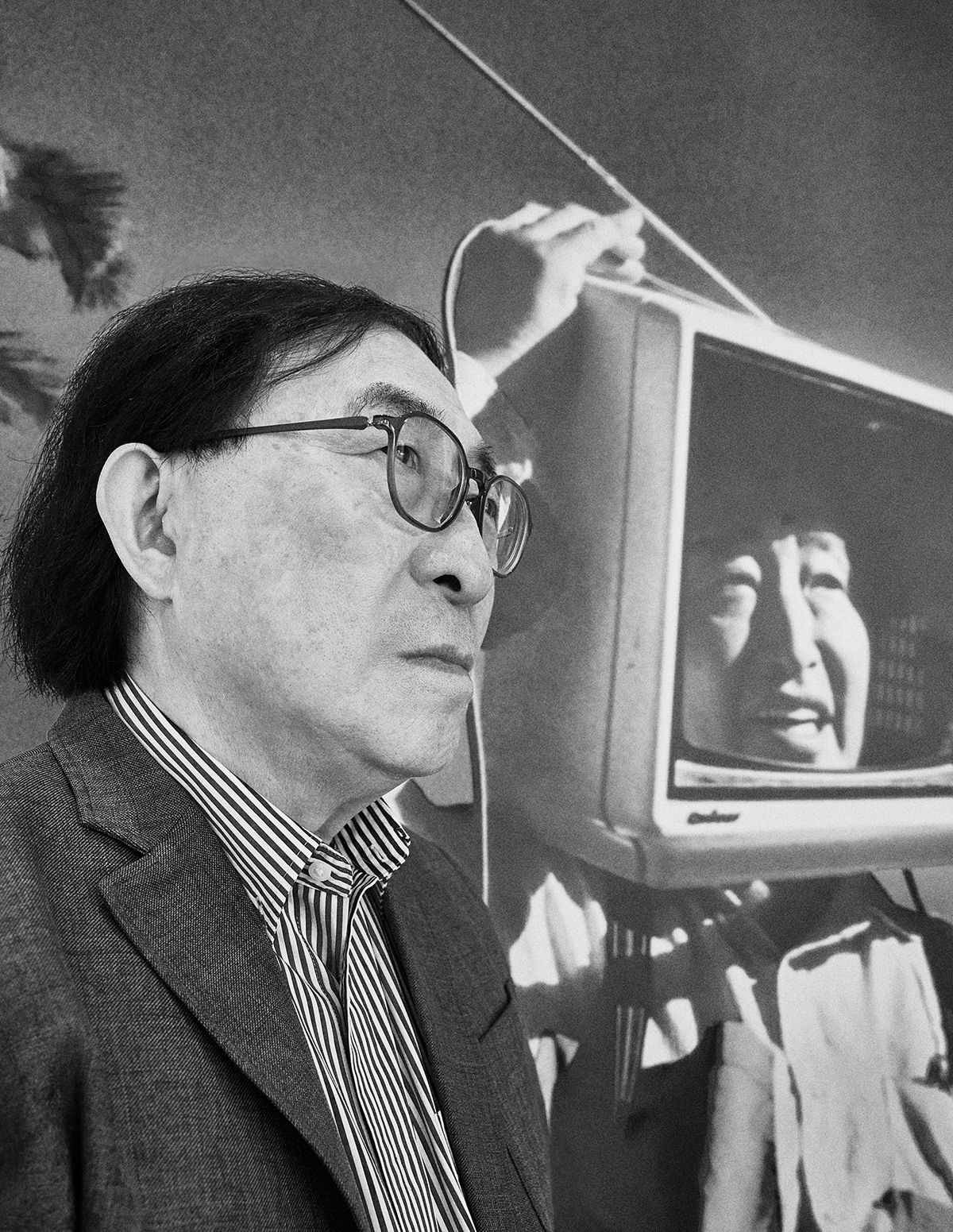 1990년 마이애미 해변가에서 촬영된 백남준의 사진 앞에서, 하쿠타 켄