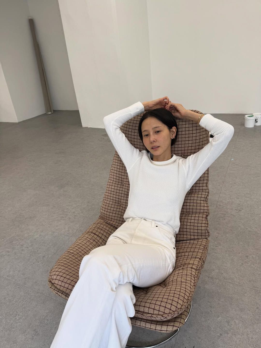 긴팔 티셔츠와 화이트 데님 팬츠로 근사한 올 화이트 룩을 보여준 김나영 / @nayoungkeem