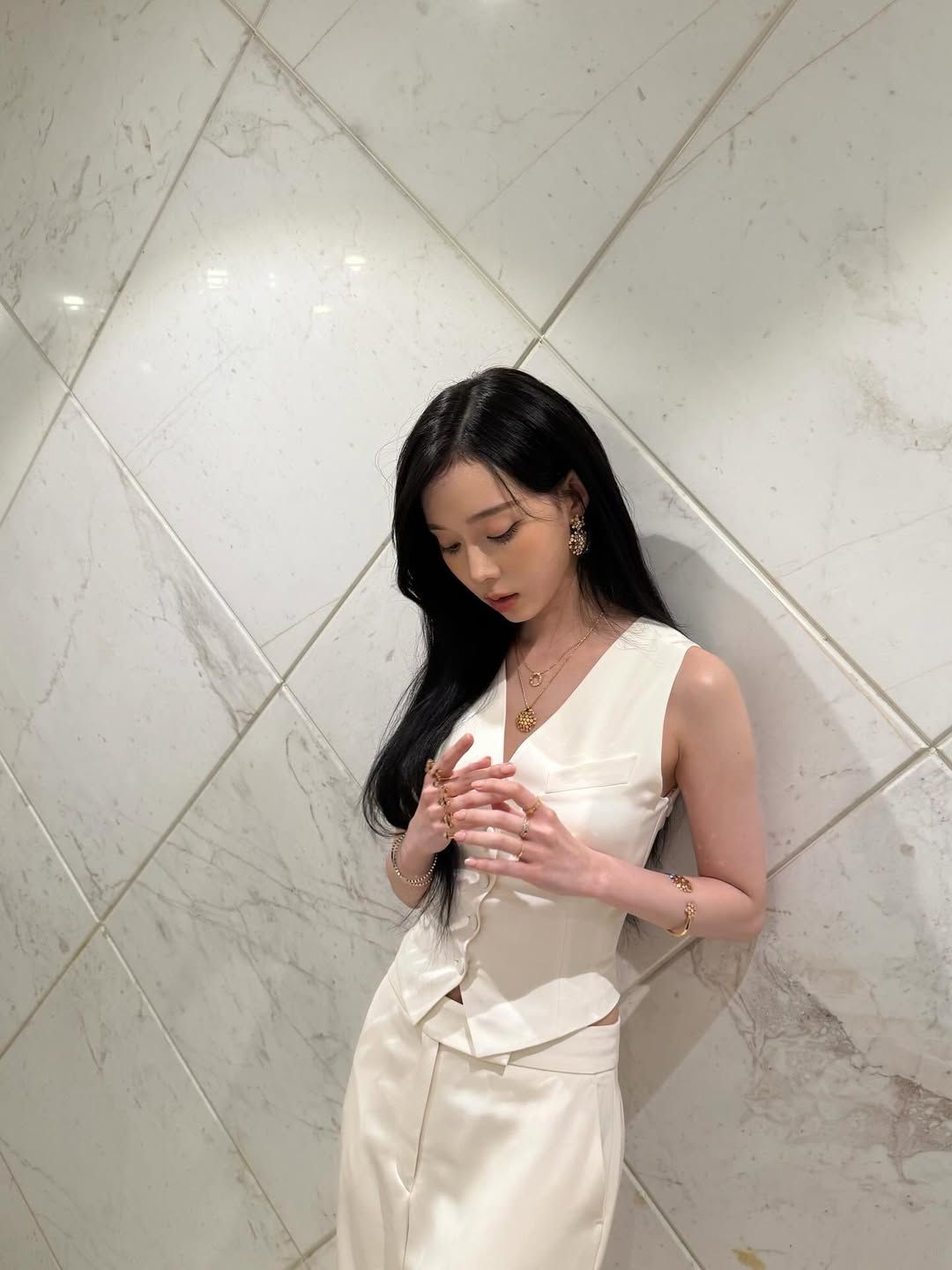 화이트 베스트와 팬츠 셋업으로 우아한 분위기를 연출한 윈터 / @imwinter