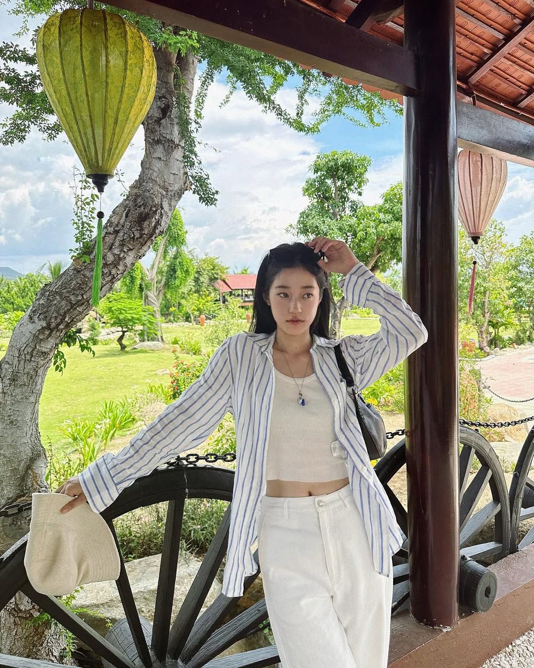 스트라이프 셔츠와 화이트 팬츠를 착용해 청순한 분위기를 완성한 노윤서 / @rohyoonseo