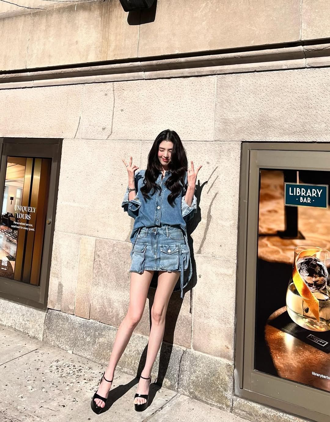 데님 온 데님 룩으로 유니크한 분위기를 선보인 한소희 / @xeesoxee