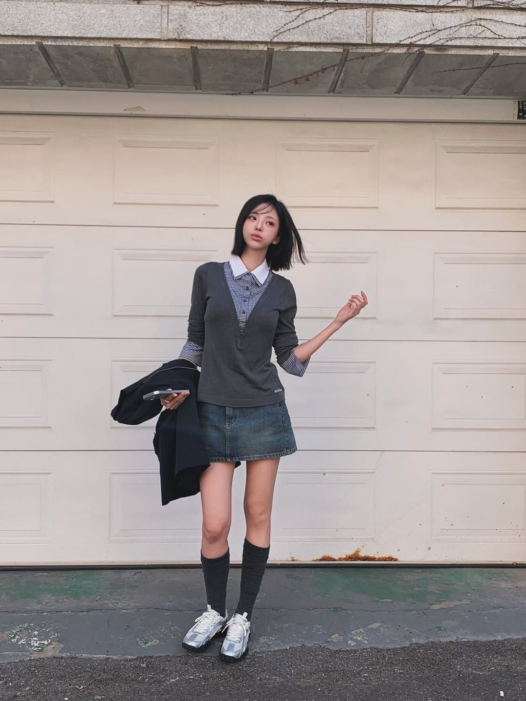 데님 미니스커트 스쿨 룩으로 사랑스러운 매력을 보여준 '솔로지옥 5' 김고은 / @goxnniee