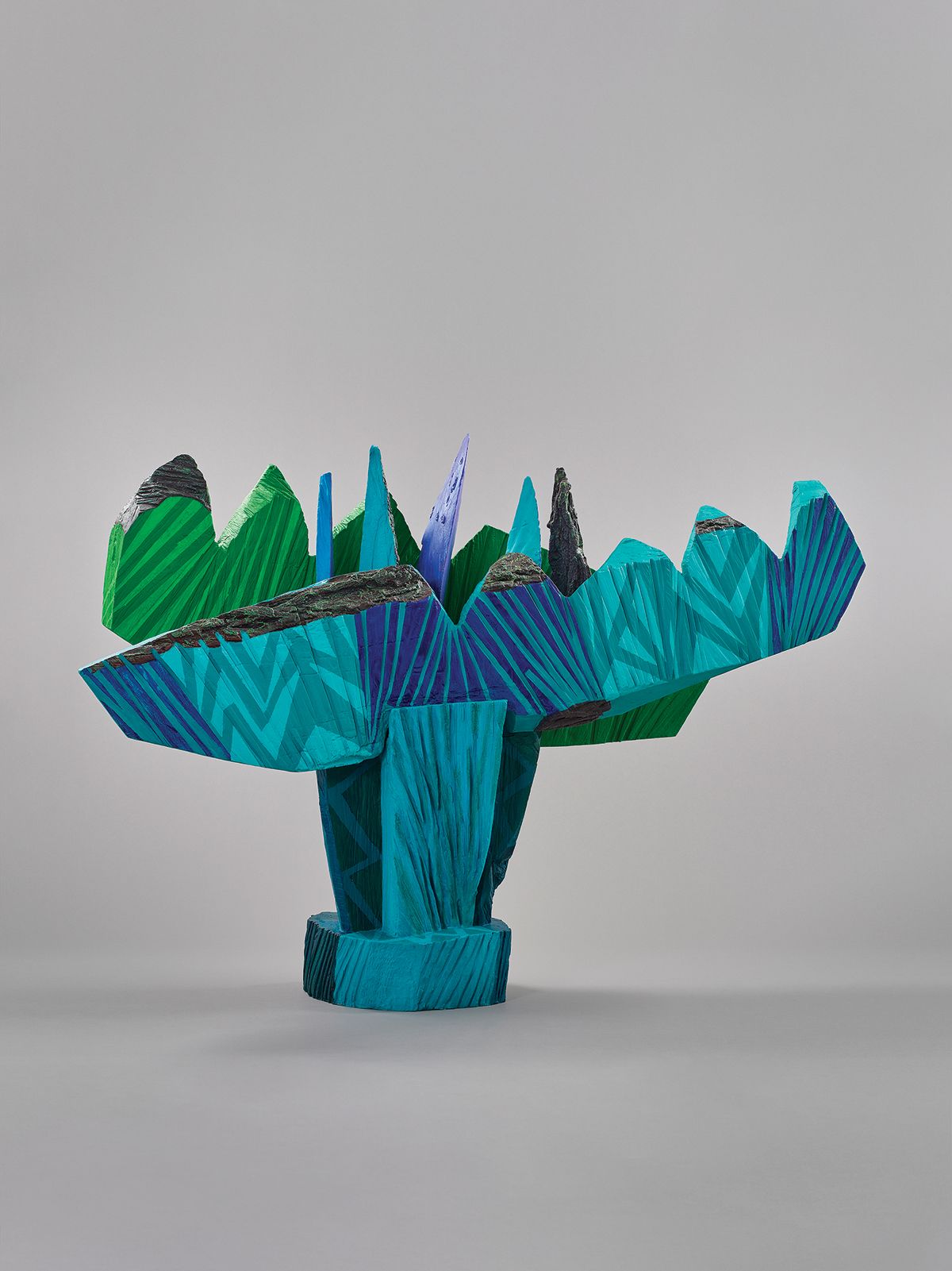 <노래하는 나무 2013-16V1>, 2025, 알루미늄에 아크릴 물감, 135x202x56cm, 김윤신조형예술연구소 소장. © Kim Yun Shin 사진: 전명은, 호암미술관 제공