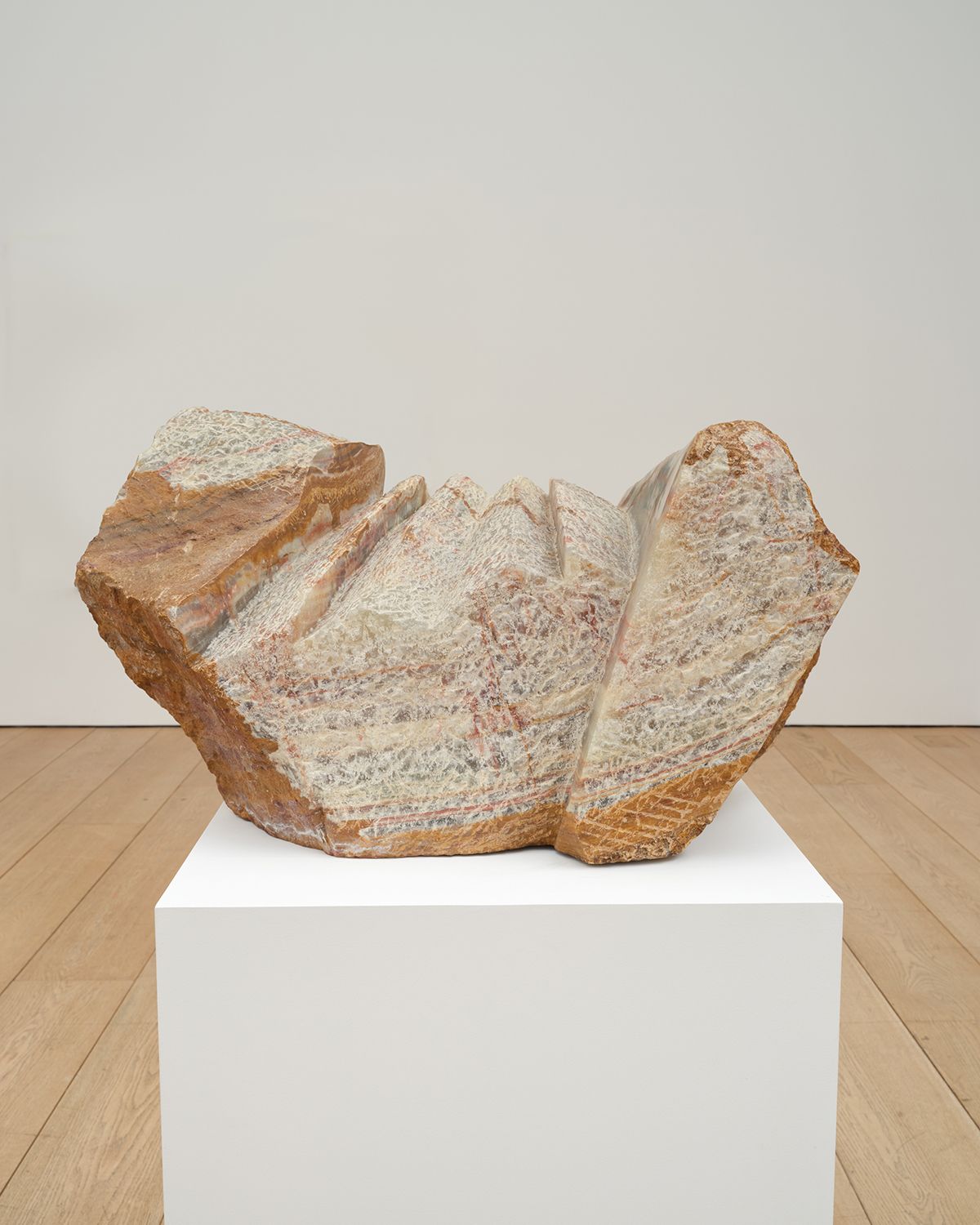<합이합일 분이분일(合二合一 分二分一) 1989-211>, 1989, 오닉스, 45x87x55cm, 김윤신조형예술연구소 및 리만 머핀 제공. © Kim Yun Shin 사진: Studio Kukla 작가, 국제갤러리, 리만 머핀 제공