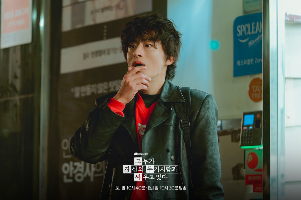 황동만 역 구교환 / JTBC 토일드라마 <모두가 자신의 무가치함과 싸우고 있다> 스틸