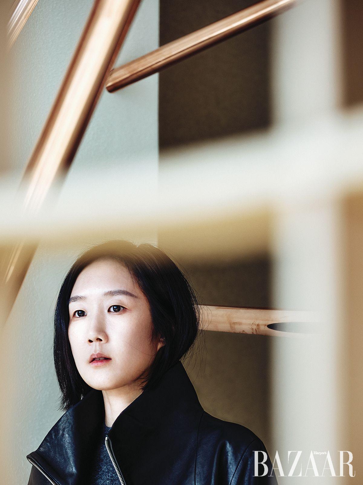 작업실에 놓인 <메르디앙> 앞에서, 작가 최고은. 