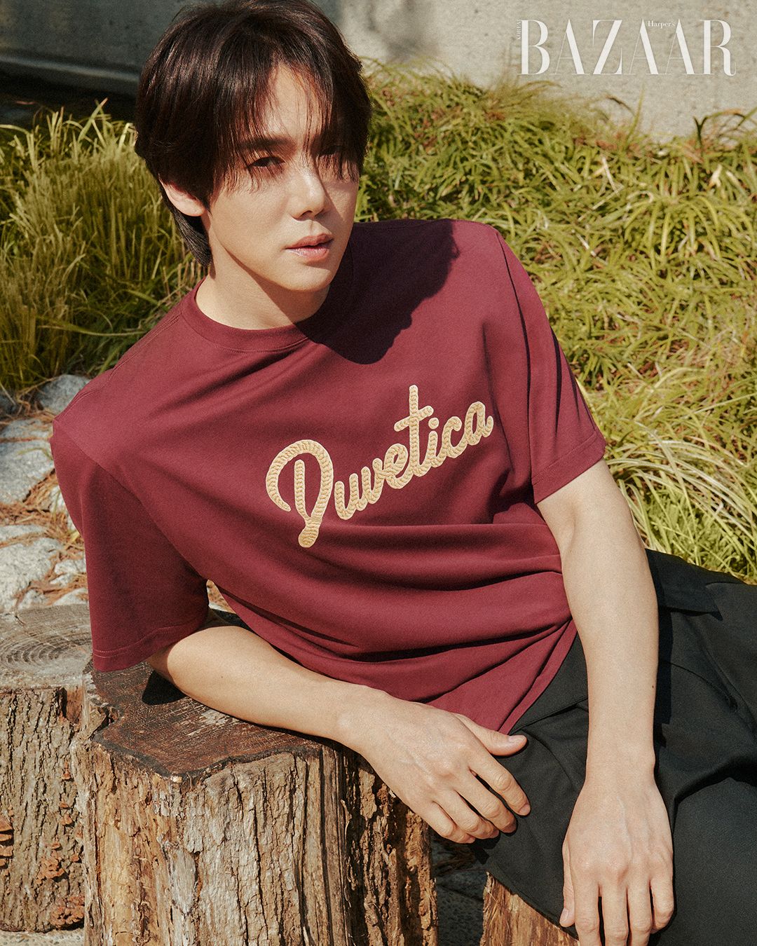 아플리케 장식이 돋보이는 반팔 티셔츠는 17만원 Duvetica. 팬츠는 스타일리스트 소장품.