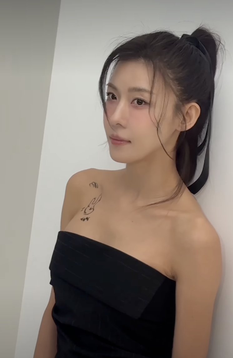 아이라인은 끝을 올려 그려줄 것!