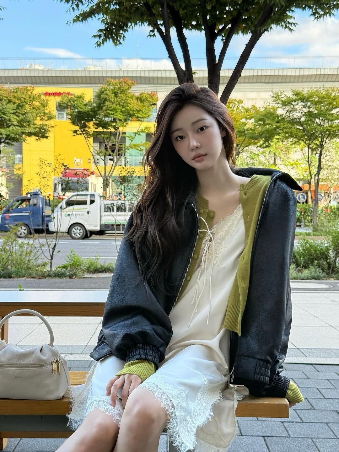 란제리 무드의 화이트 원피스로 화사한 봄 스타일링을 선보인 이시안 / @youseeany