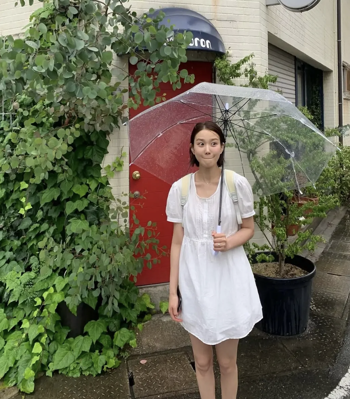 퍼프소매가 돋보이는 화이트 원피스로 청순한 룩을 완성한 장희령 / @hehehe0