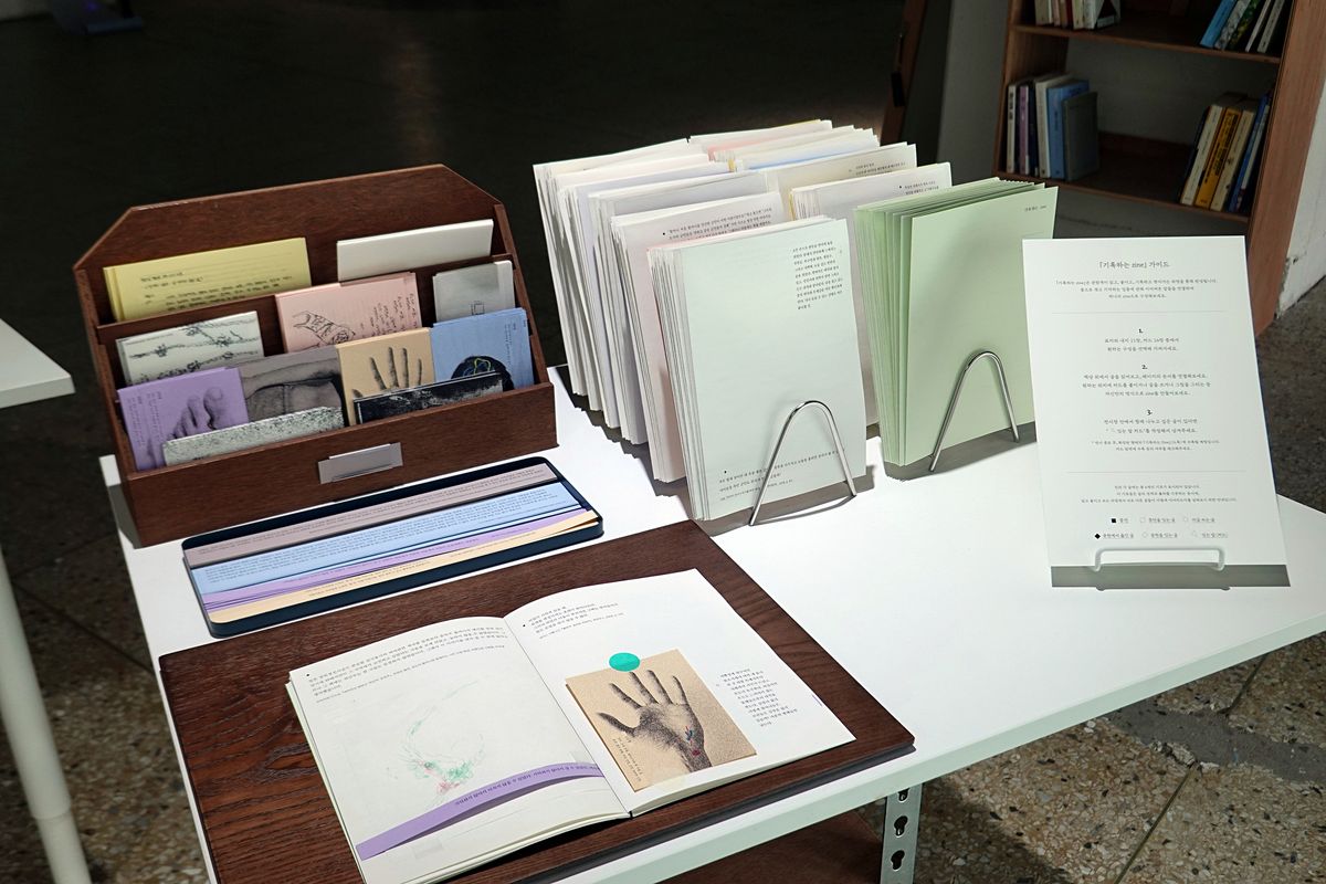  김보라 김솔지 『기록하는 zine』(부분), A5판형, 48p, 모조지, 먹 인쇄, 낱장의 카드 14종, 2026