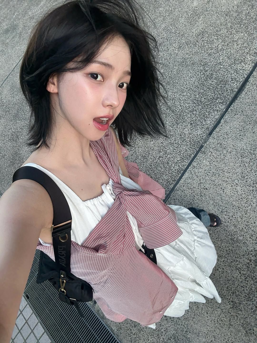 화이트 슬리브리스 원피스로 청초하고 깨끗한 분위기를 보여준 카리나 / @katarinabluu