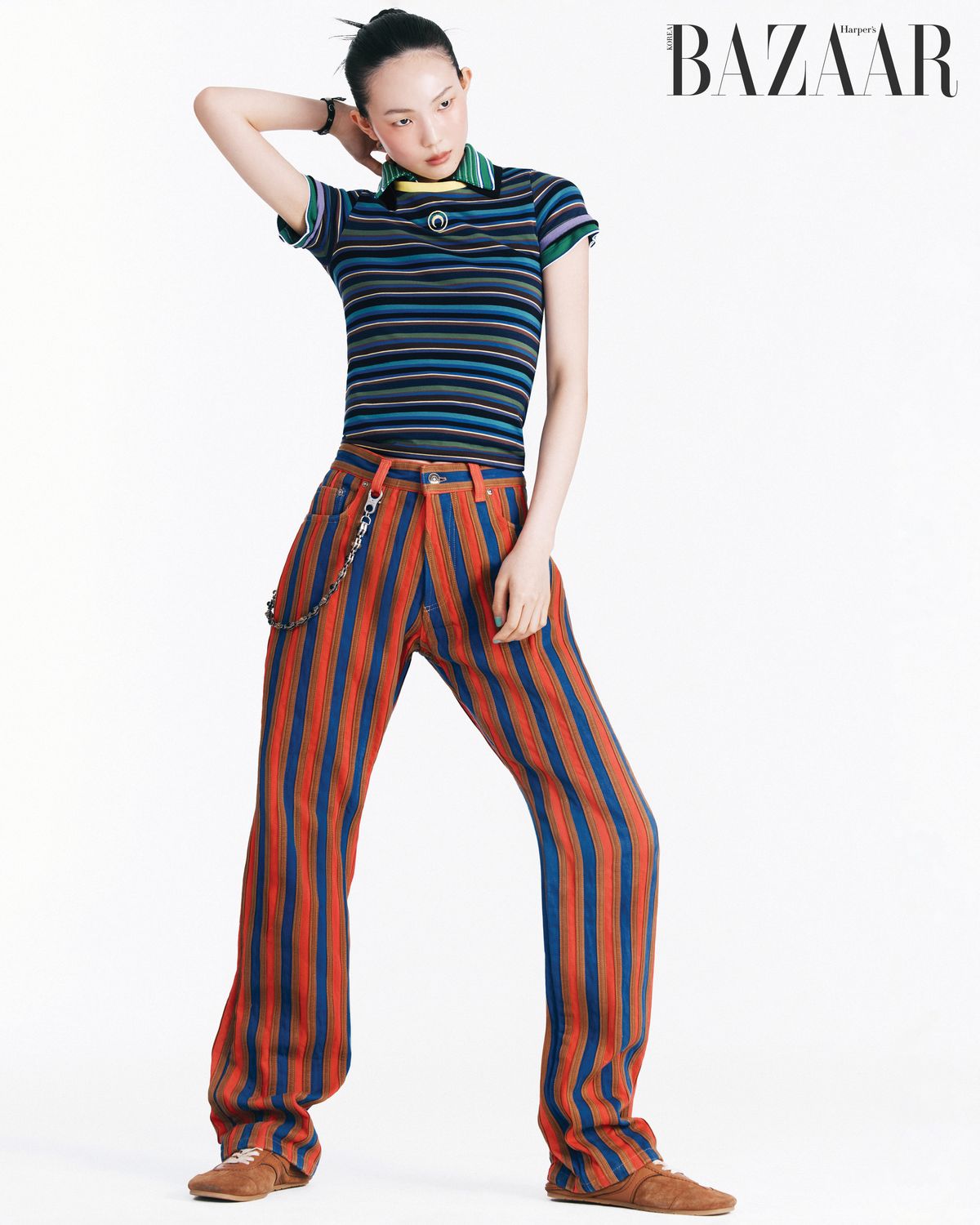 스트라이프 티셔츠는 25만9천원 Marine Serre. 이너로 착용한 폴로 셔츠는 Lacoste. 레이어드한 피케 셔츠는 39만원 Juun.J. 데님 팬츠, 팔찌, 허리에 건키체인으로활용한목걸이는모두 Versace. 스니커즈는 Dries Van Noten