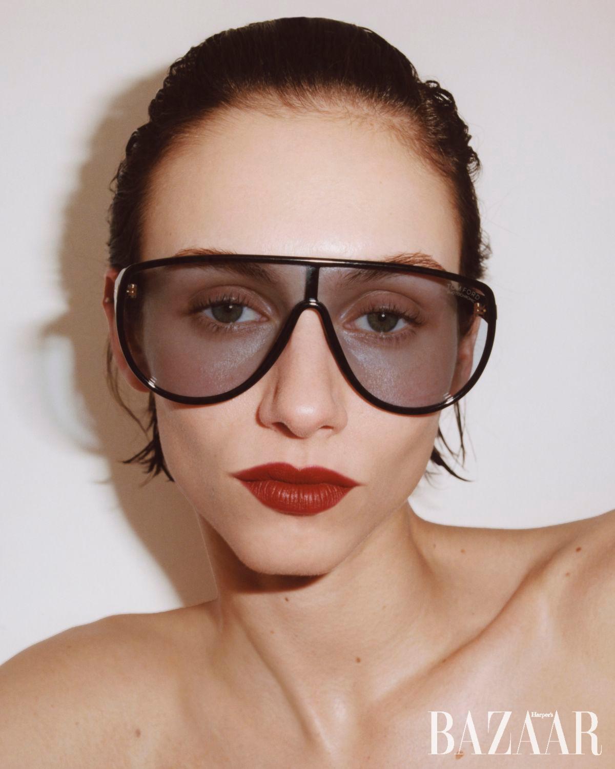 변색 렌즈가 특징인 파일럿 프레임의 ‘아킬레스’ 선글라스는 Tom Ford. 