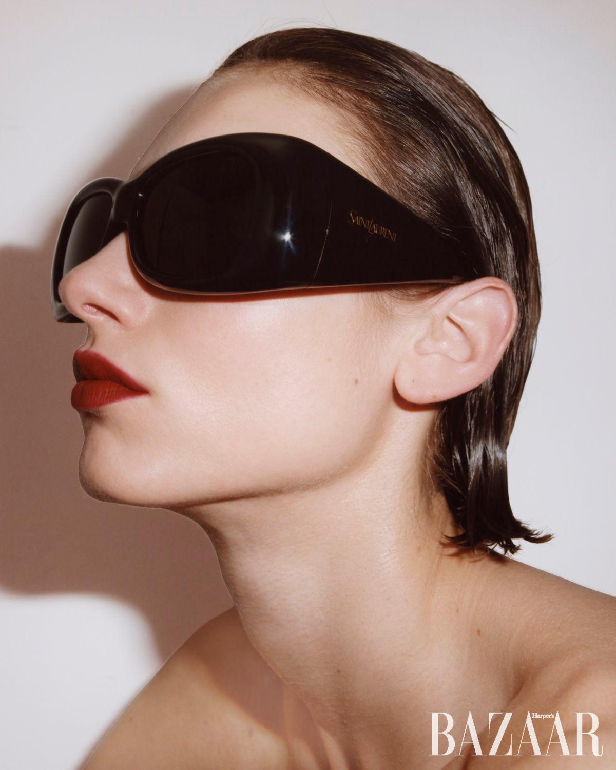 곡선이 돋보이는 오버사이즈 필로 프레임 선글라스는 Saint Laurent by Anthony Vaccarello.
