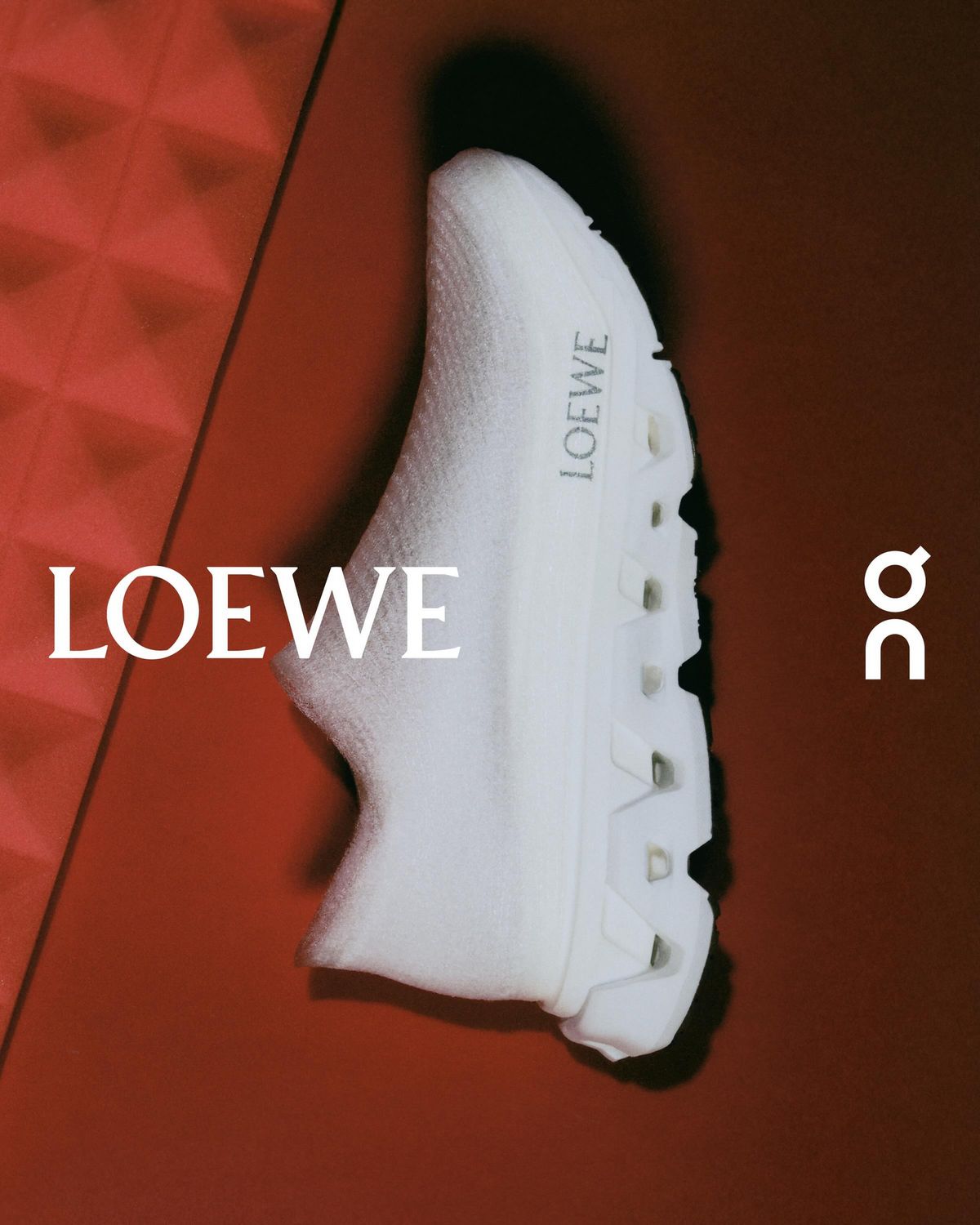  로에베 x 온 라이트스프레이클라우드몬스터 1백20만원(출처: @loewe)