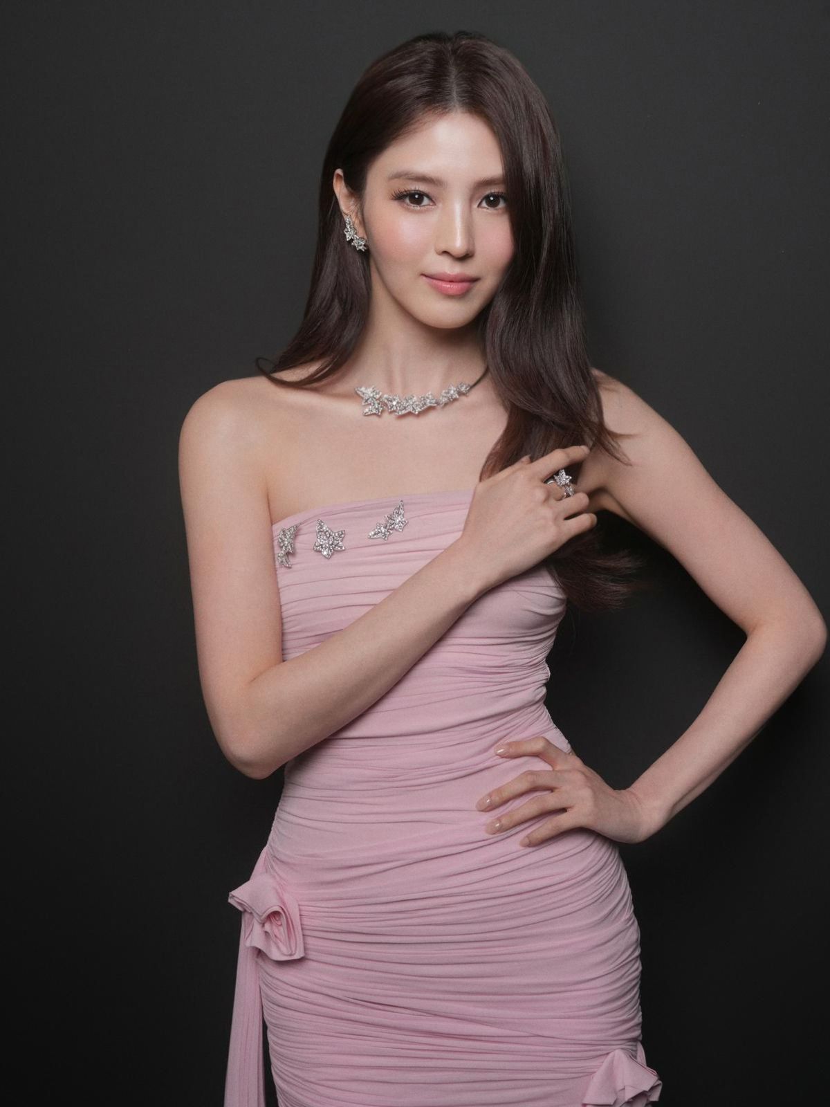 한소희는 부쉐론의 '네이처 트리옹팡' 컬렉션의 '리에르 드 파리' 주얼리를 착용했다.