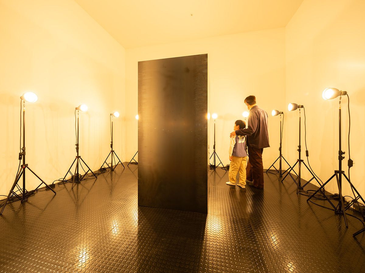 타니아 무로, <한때 우리는 알았다>, 첸트로 아폴리네르, 밀라노, 이탈리아, 1970, 500와트 플러드램프, 유리문, 스피커, 고무, 사운드, 스테인리스강, 삼각대, 전선, 목재, 381x515x422.5cm, 2023 뮌헨 하우스 데어 쿤스트 레플리카 © Tania Mouraud. 사진: 홍철기. 리움미술관 제공.