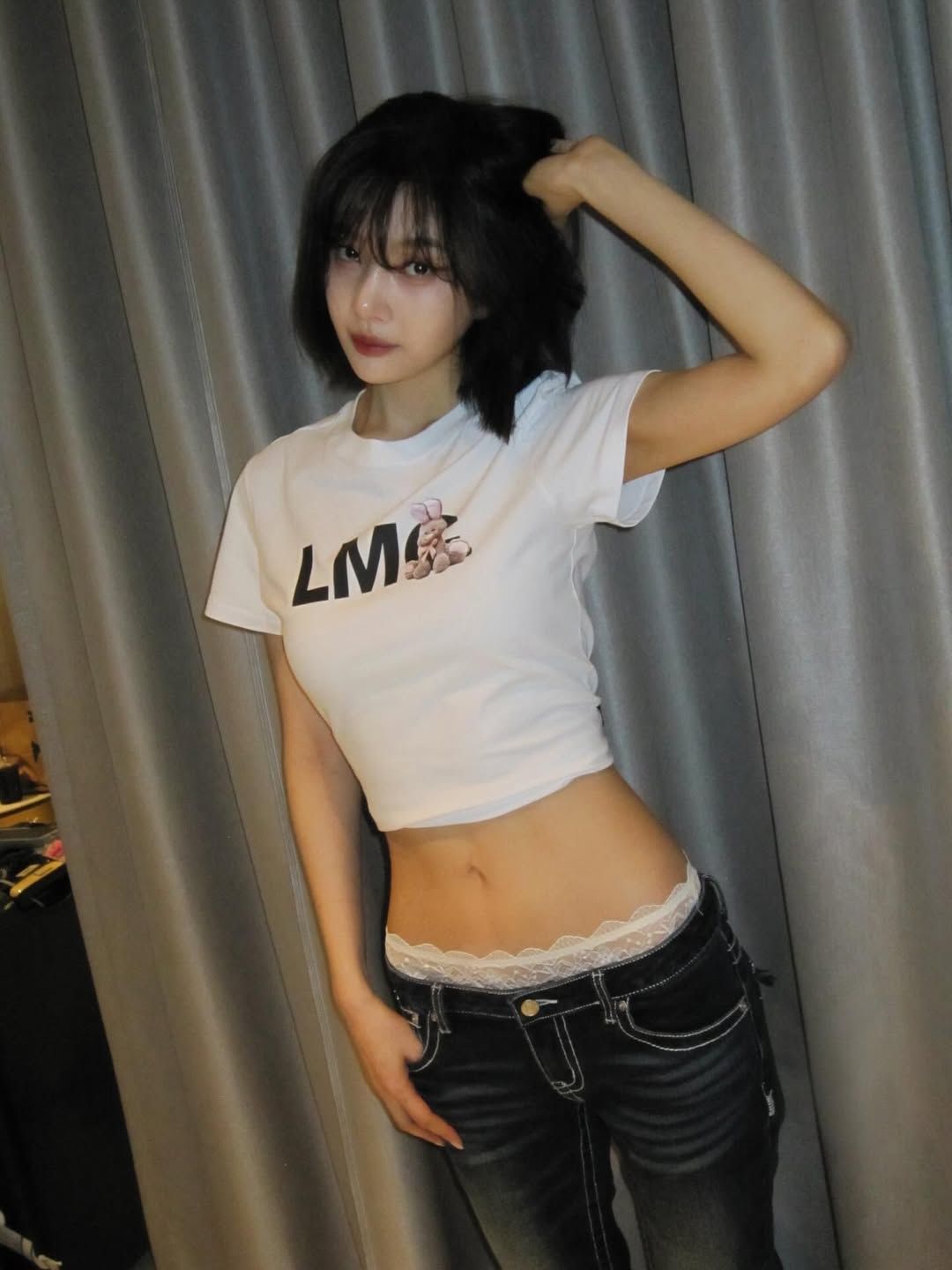 화이트 크롭트 티셔츠와 데님 팬츠에 레이스 언더웨어를 더한 조이. / @_imyour_joy