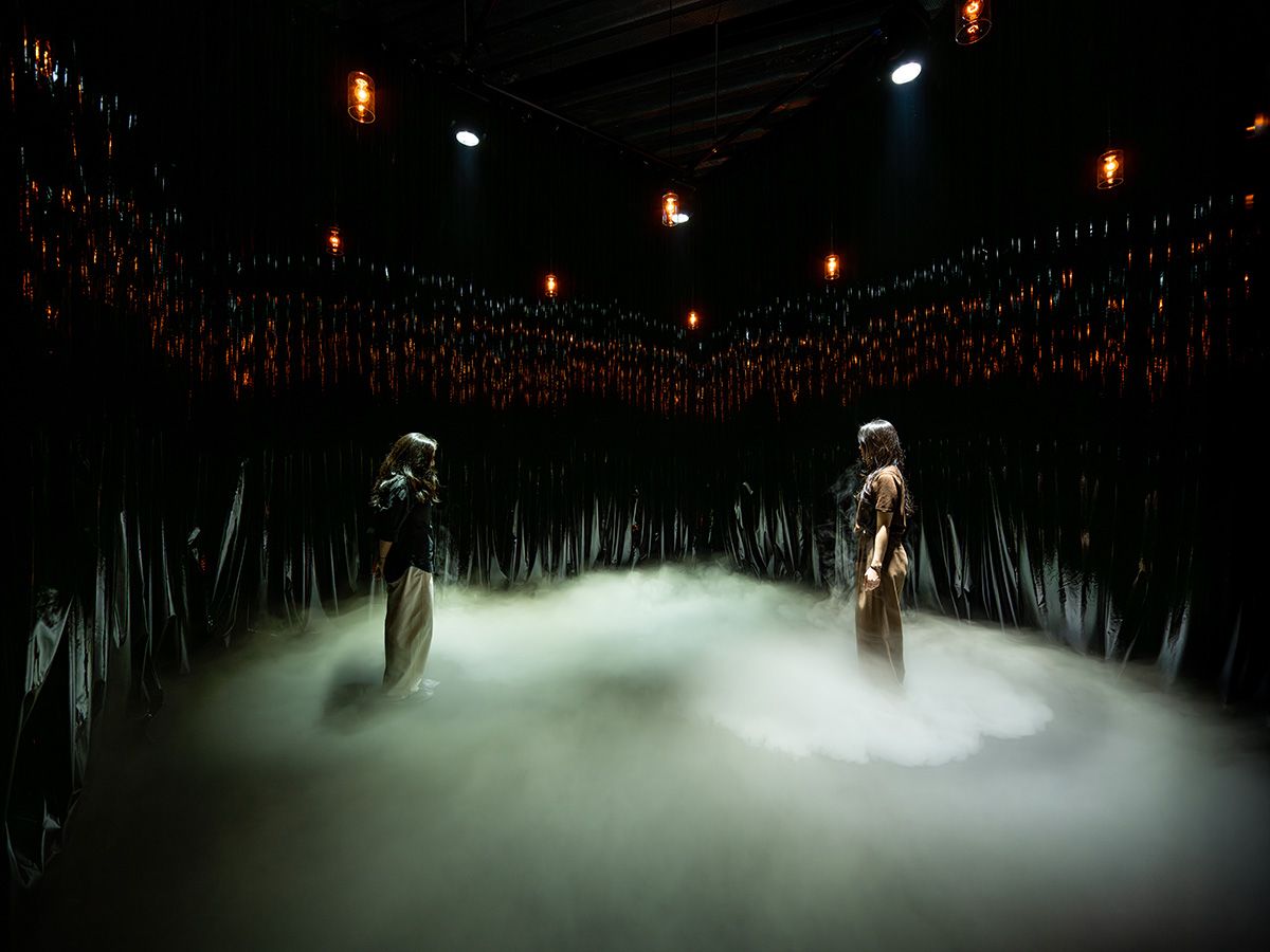 정강자, <무체전(無体展/Incorporeal Exhibition)>, 1970, 국립공보관, 서울, 대한민국, 인조 가죽, 로우 포그 머신, 색조명, 무빙 라이트, 스포트라이트, 백열등, 라우드스피커, 작가의 목소리, 500x500x500cm, 2026 서울 리움미술관 재구성 © Jung Kangja. 사진: 홍철기. 리움미술관 제공.