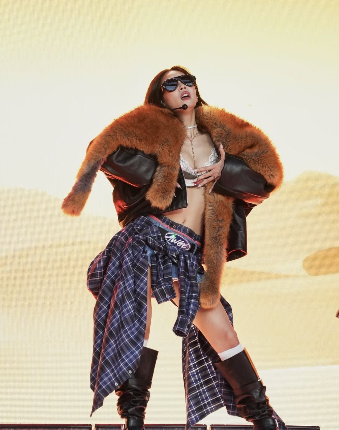 AWGE 커스텀 룩을 착용하고 거버너스 볼 무대에 등장한 제니