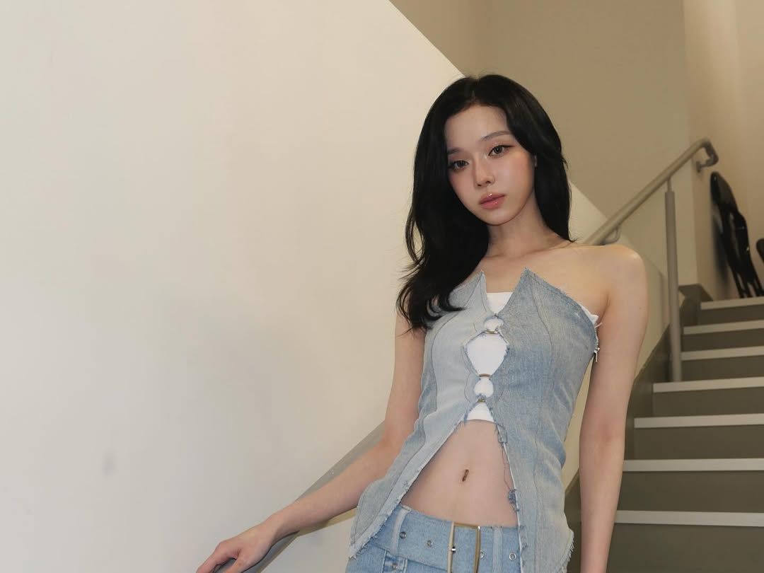 화이트 튜브톱과 컷 아웃 디테일의 튜브톱을 겹쳐 입어 시원한 여름 룩을 완성한 윈터 / @imwinter