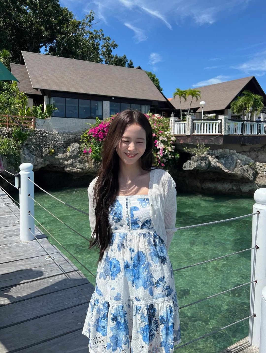 파란 꽃무늬 원피스로 청량한 매력을 드러낸 지수 / @sooyaaa__