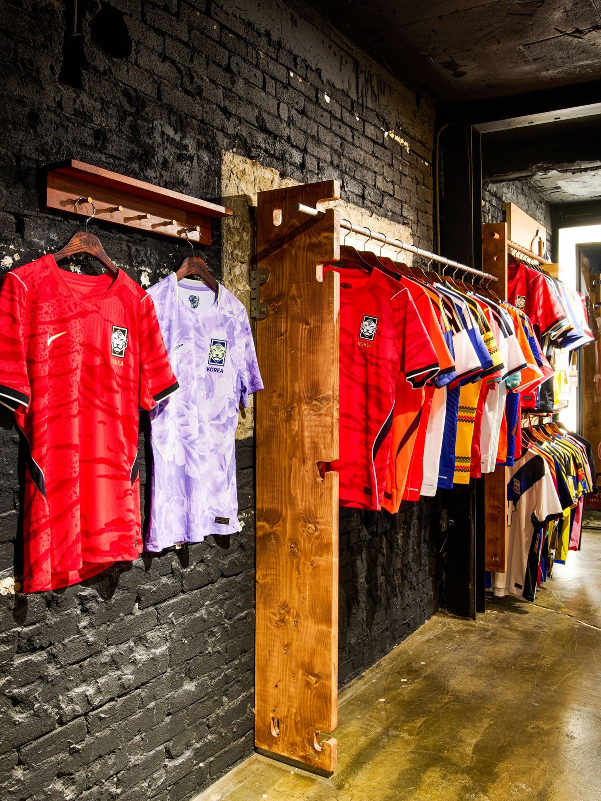 사진/ @overthepitch_store