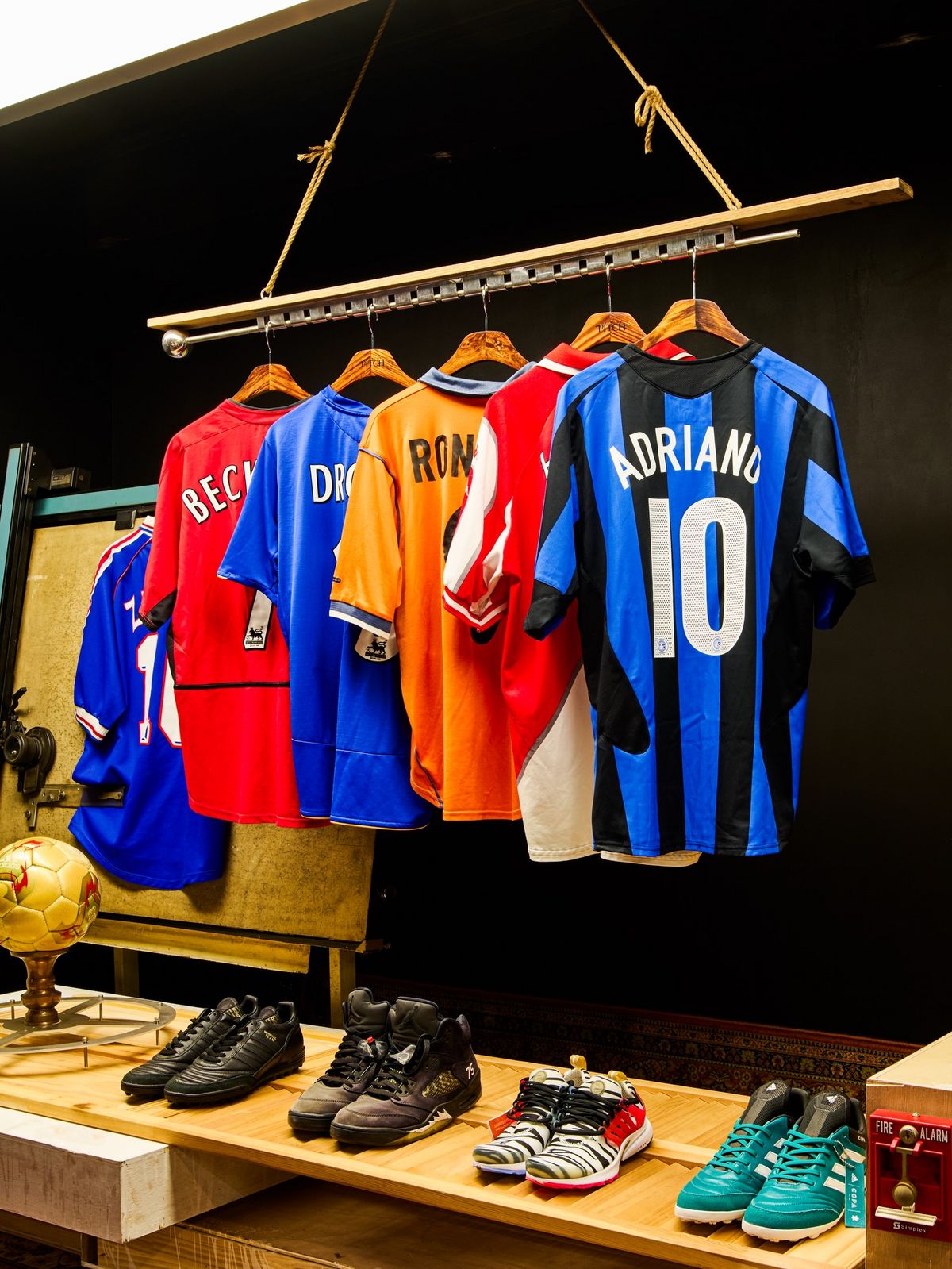 사진/ @overthepitch_store