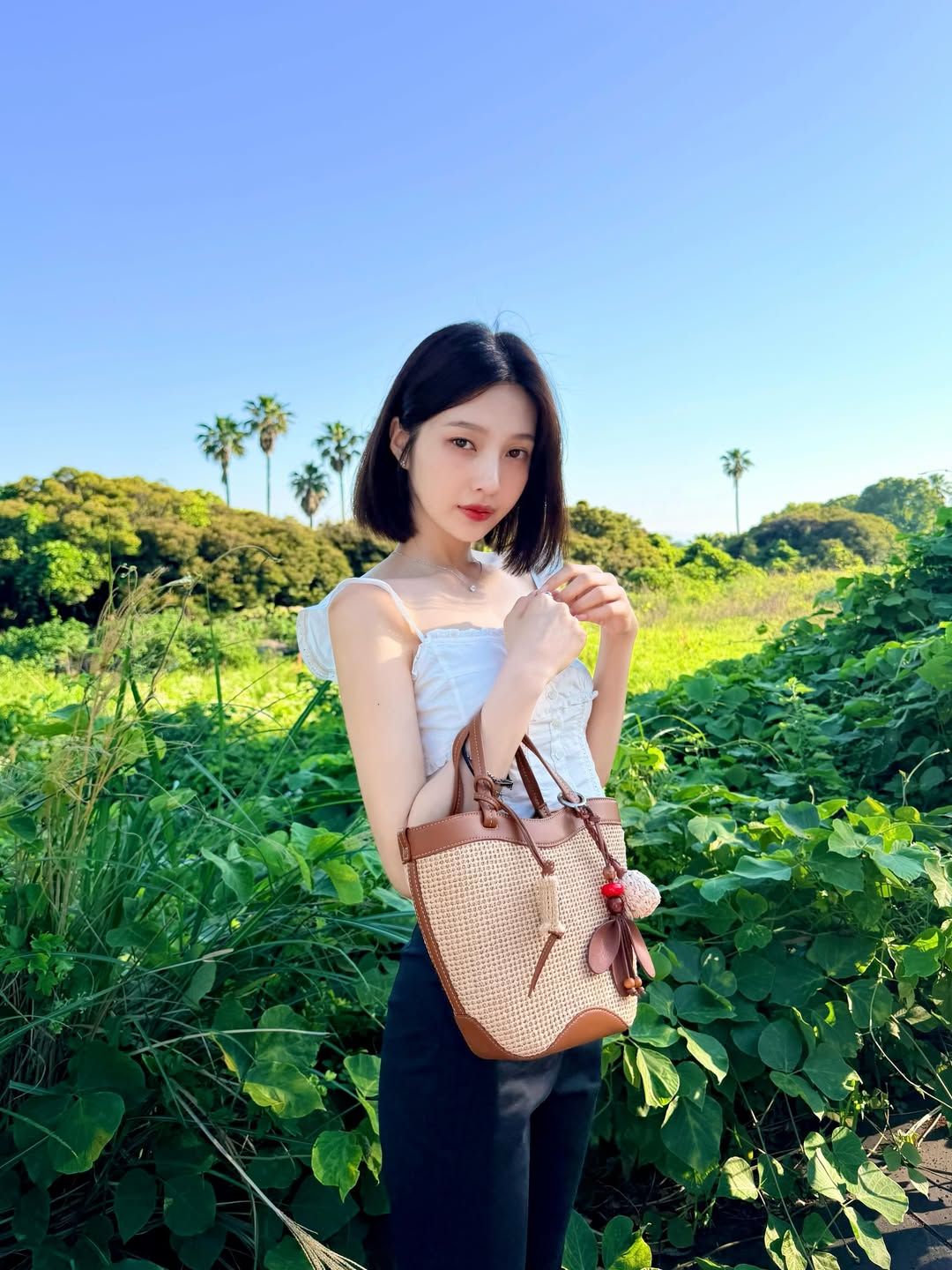 조이 러플 톱과 라피아 토트백으로 완성한 조이의 사랑스러운 서머 백 스타일링. /@_imyour_joy