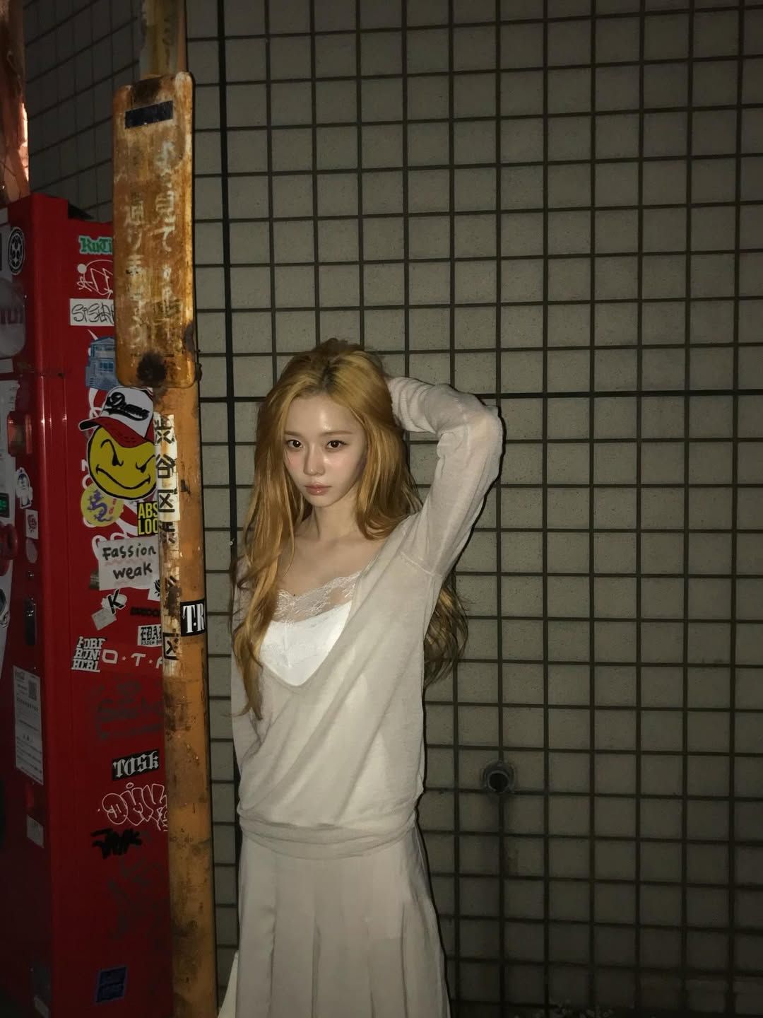 시스루 서머 니트로 고급스러운 여친 룩을 선보인 윈터 / @imwinter