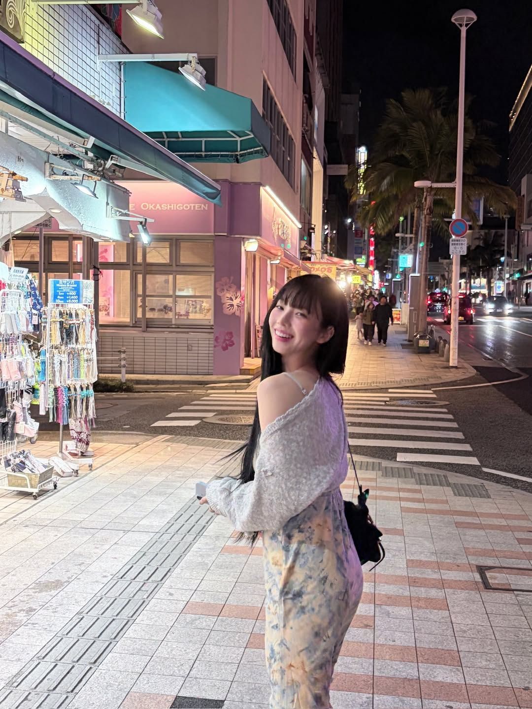 민소매 원피스와 가디건을 매치해 로맨틱한 여름 밤 룩을 완성한 카리나 / @katarinabluu