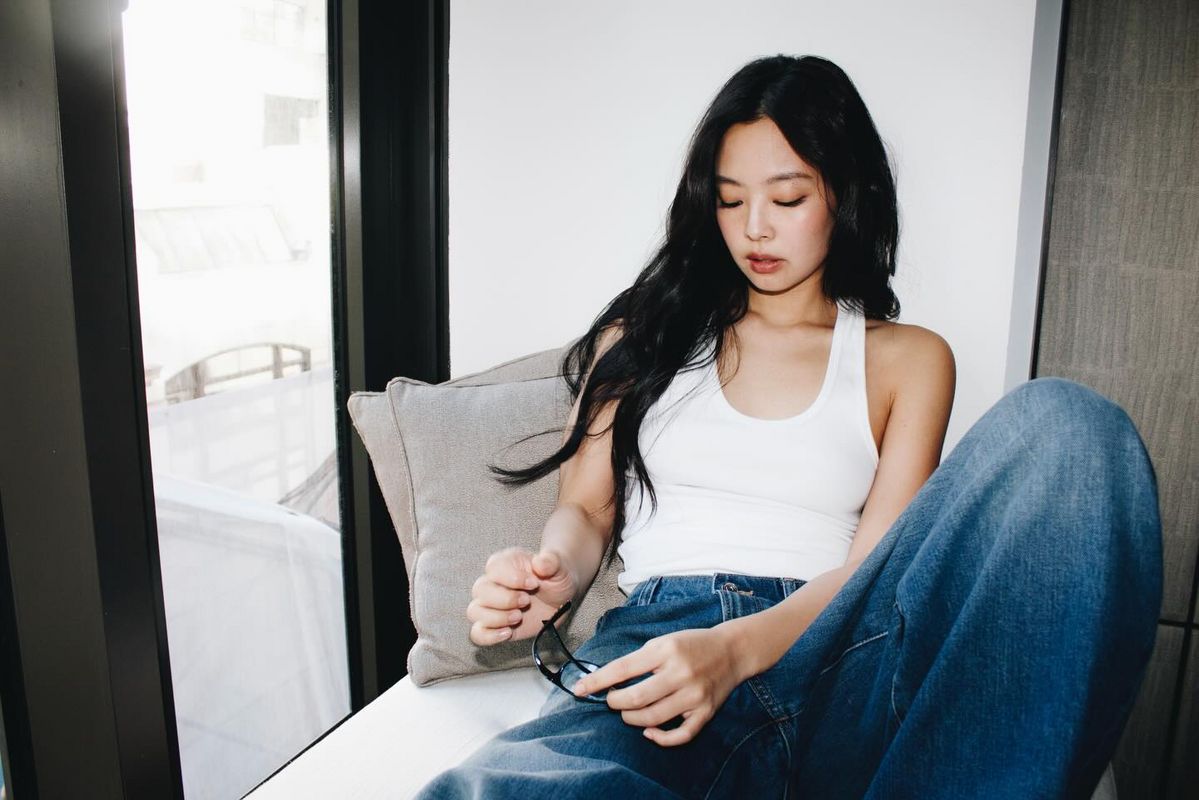 화이트 톱과 데님만으로도 충분한 존재감을 뽐내는 제니. /@jennierubyjane 
