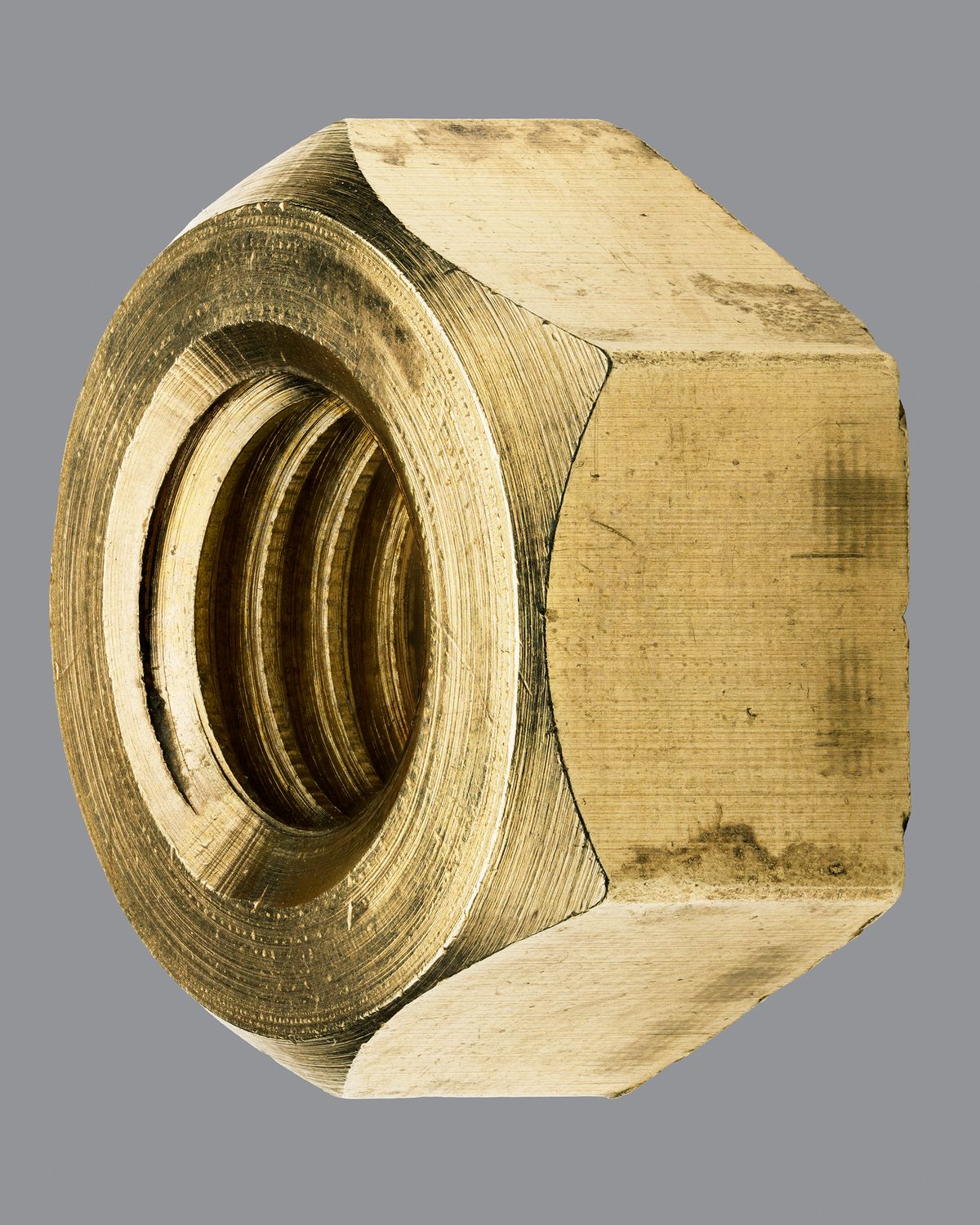 김경태(b. 1983) 〈Brass Hex Nut M11.IMG〉 2016 Archival pigment print 225 x 180 cm Courtesy of the artist 이미지 제공: 국제갤러리