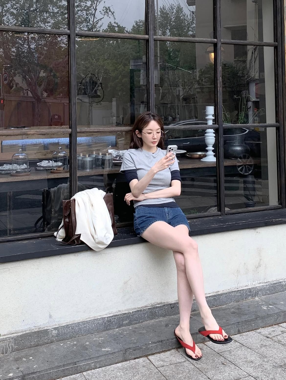 슈즈와 패디큐어의 레드 컬러를 통일해 포인트 있는 여름 룩을 완성한 강민경 / @iammingki