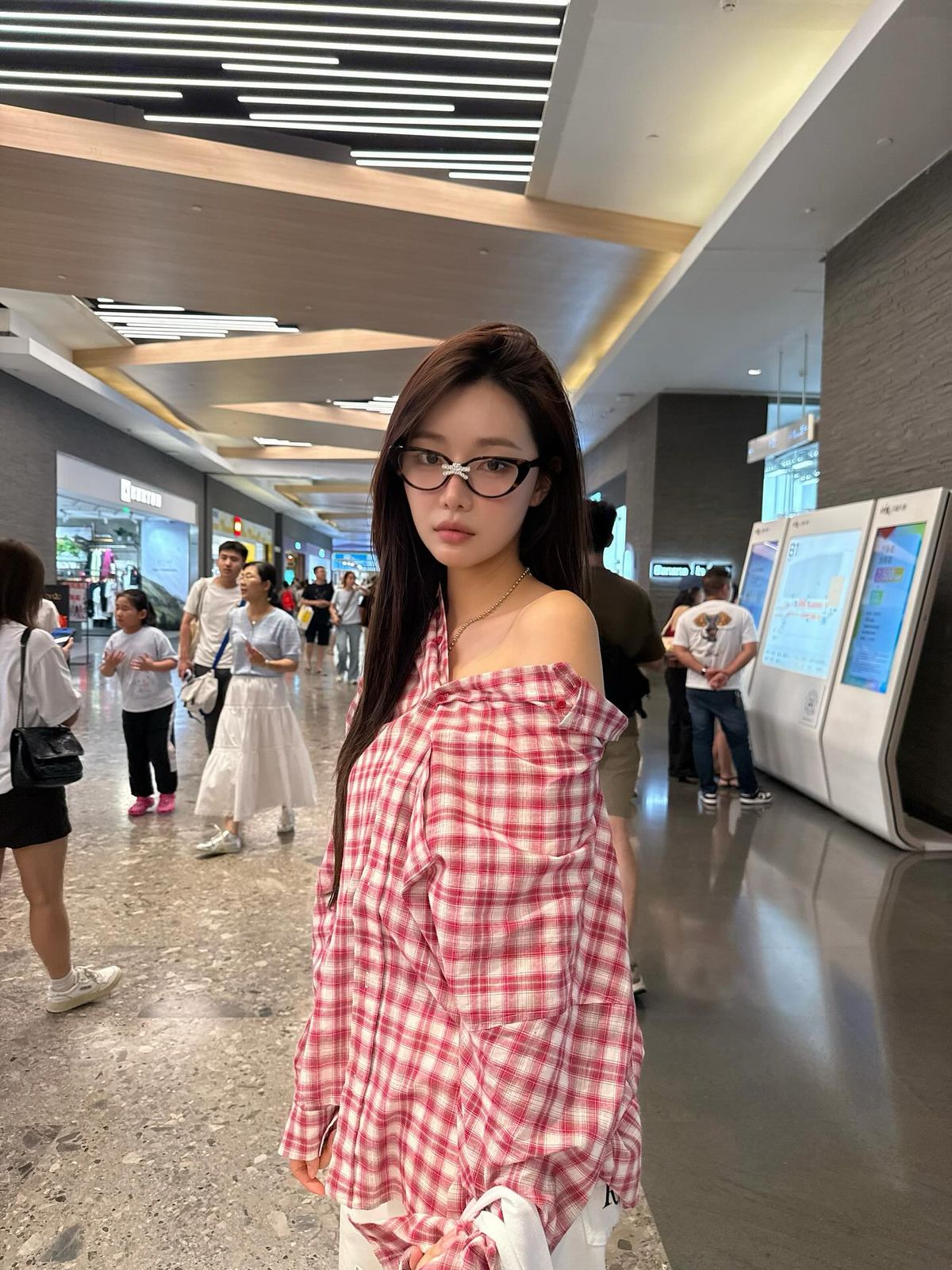 체크 셔츠로 한쪽 어깨를 드러내 캐주얼한 여름 무드를 완성한 이시안 / @youseeany