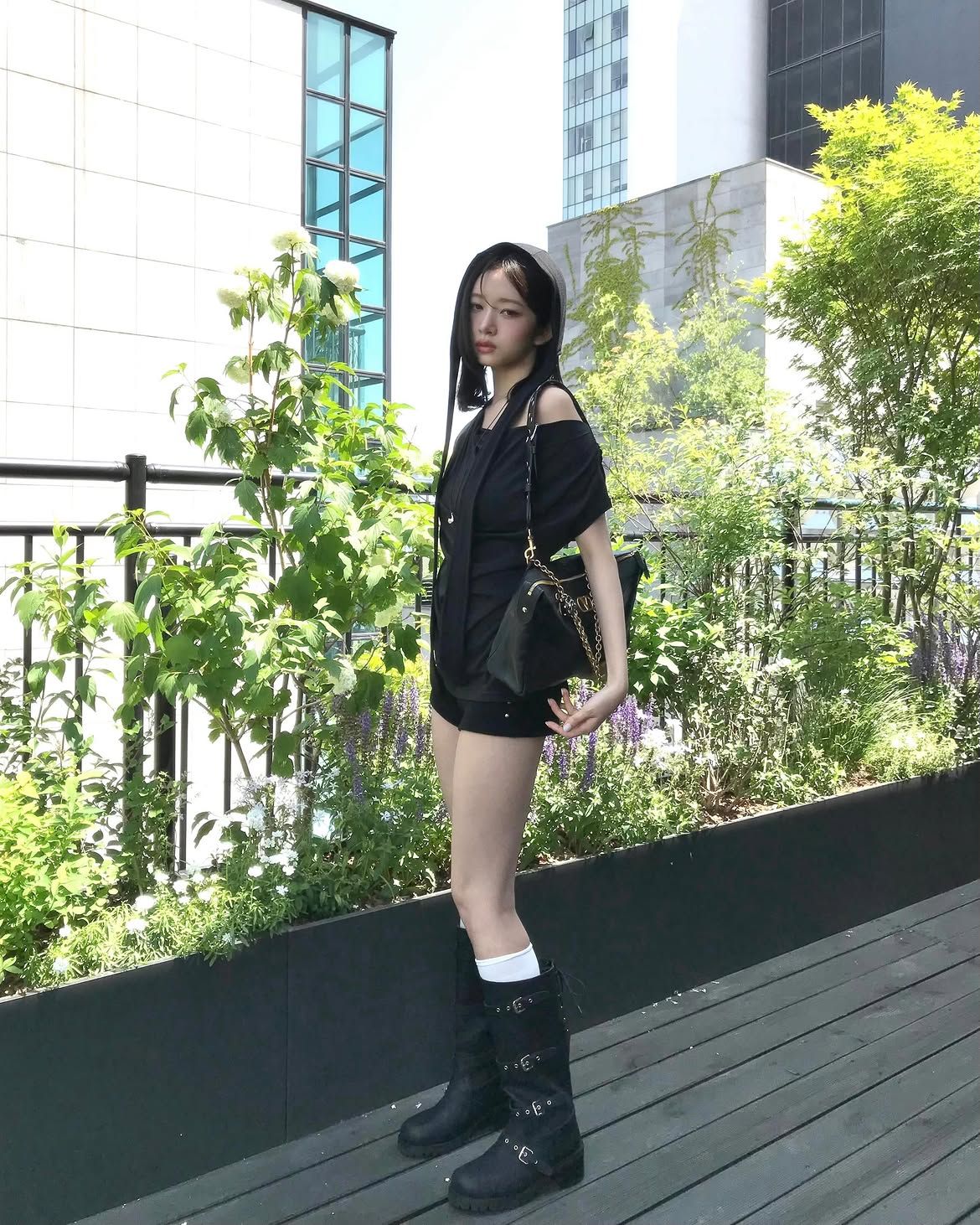 올블랙 룩에 원숄더 티셔츠를 선택해 시크한 매력을 드러낸 레이 / @reinyourheart