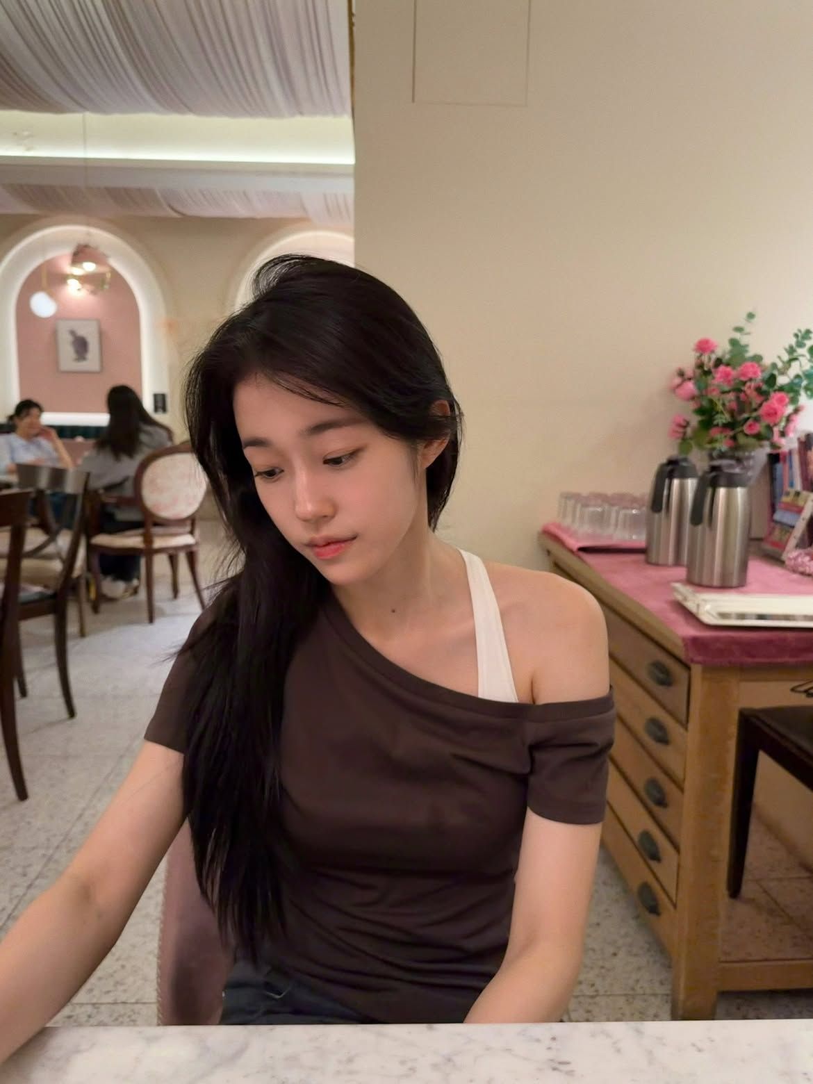 화이트 슬리브리스 톱 위에 브라운 원숄더 톱을 매치해 내추럴한 분위기를 살린 노윤서 / @rohyoonseo