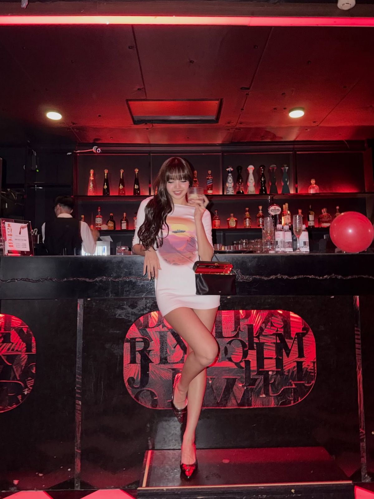몽환적인 프린트 티셔츠를 원피스처럼 연출해 우아한 파티 무드를 완성한 리사 / @lalalalisa_m