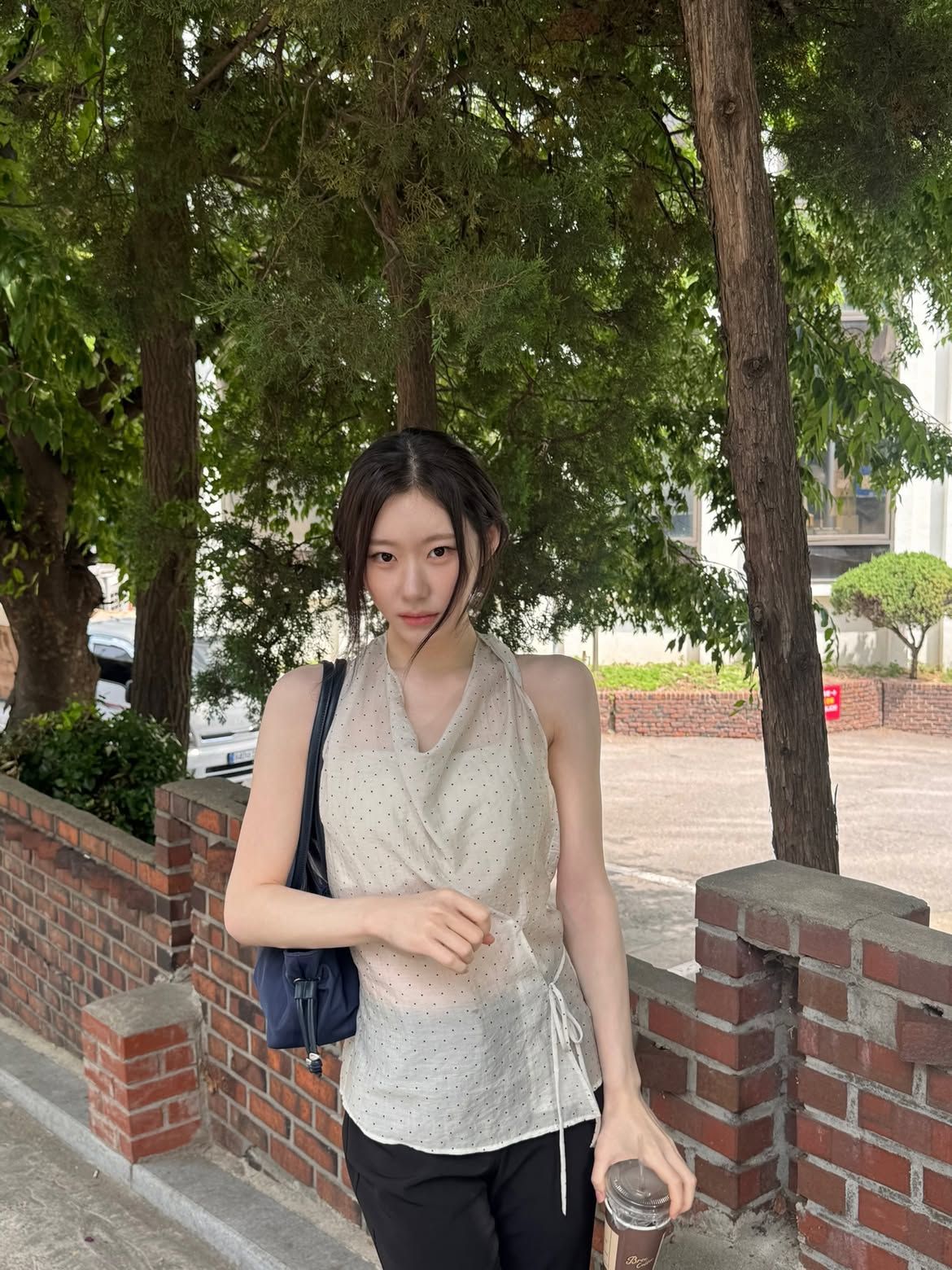 잔잔한 도트 패턴의 홀터넥 블라우스와 블랙 팬츠를 매치한 모던한 룩. @chaerrry0
