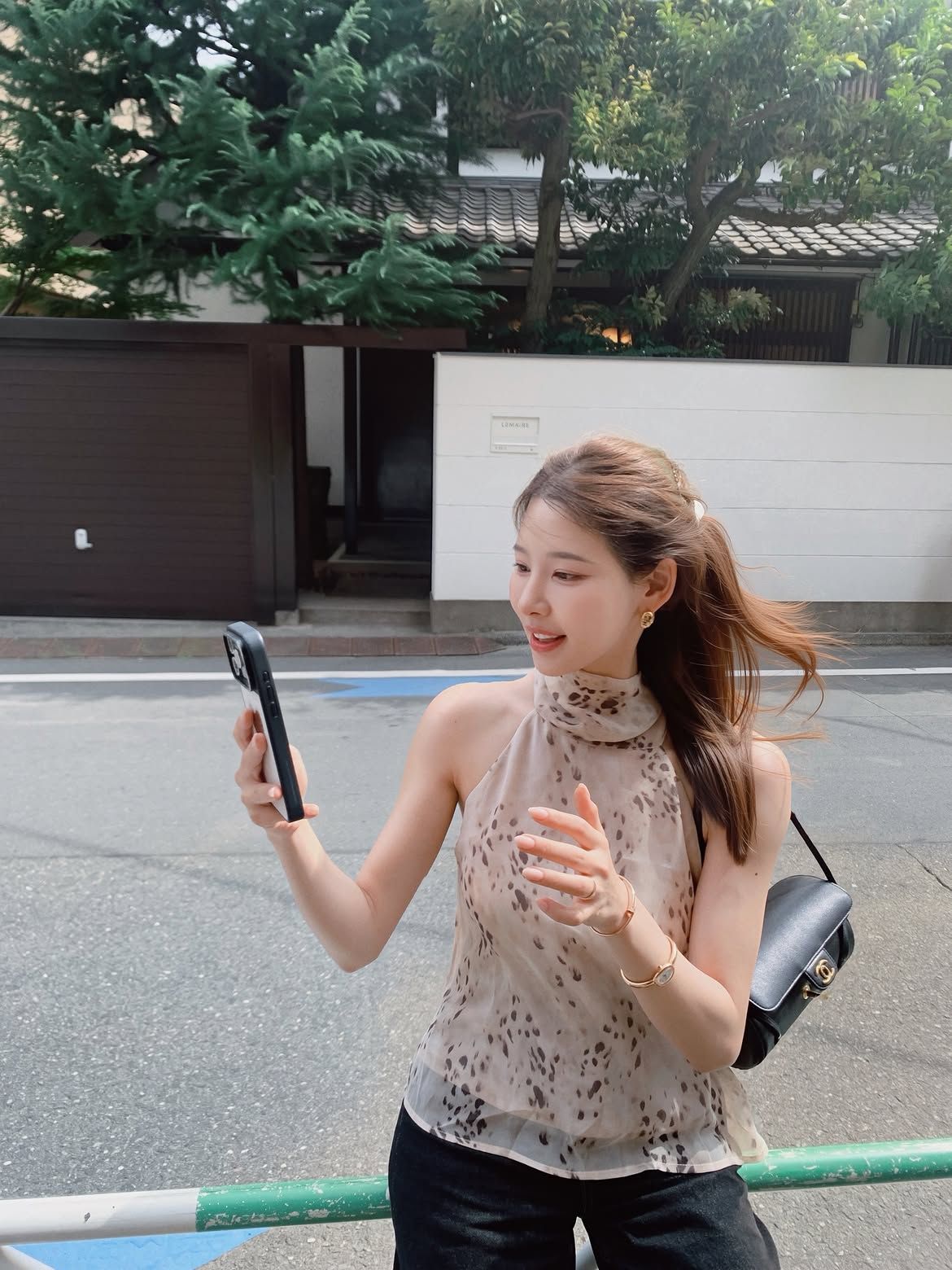 은은한 패턴의 시어 홀터넥 블라우스로 연출한 우아한 여름 스타일. @Inayommi