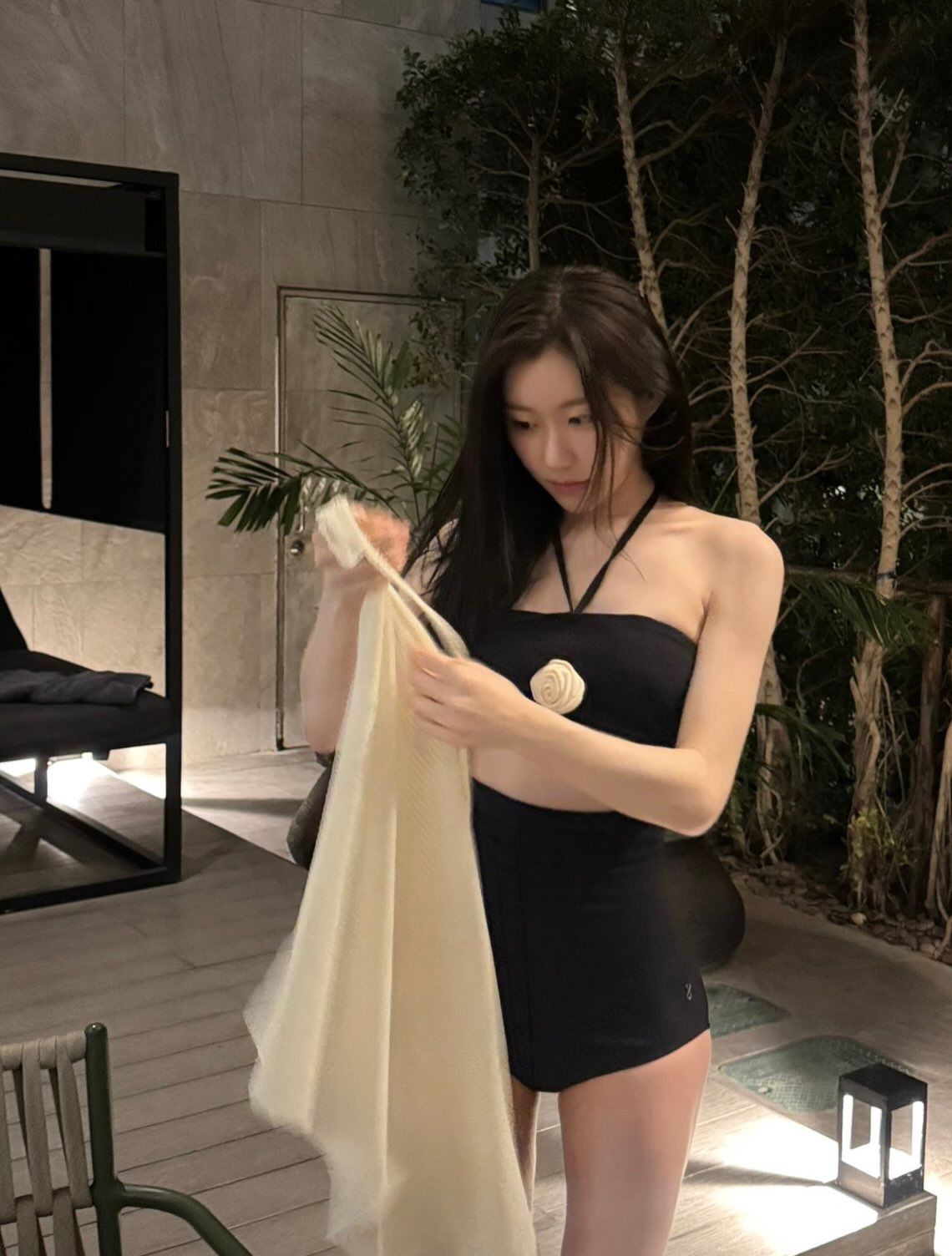 로즈 장식의 블랙 수영복에 화이트 니트 랩 스커트를 둘러 우아하게 연출한 채령. /@chaerrry0