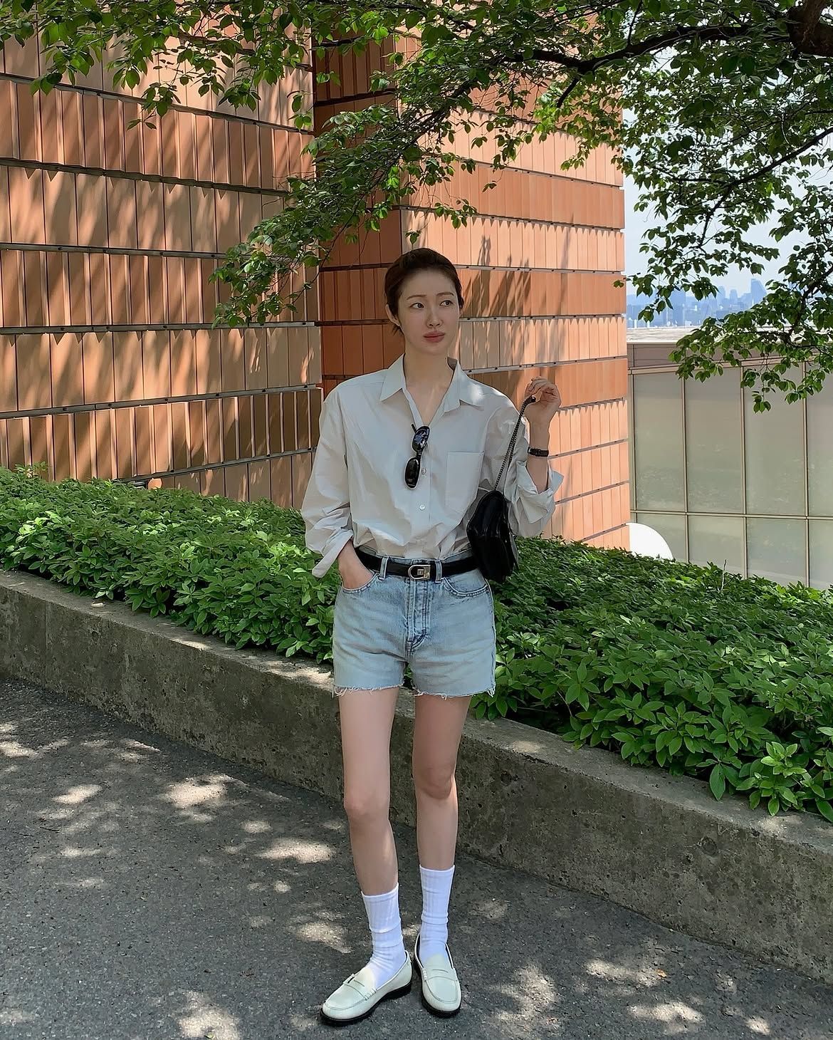 베이지 셔츠와 밝은 데님 쇼츠 조합으로 화사하고 클래식한 서머 룩을 선보인 차정원 / @ch_amii
