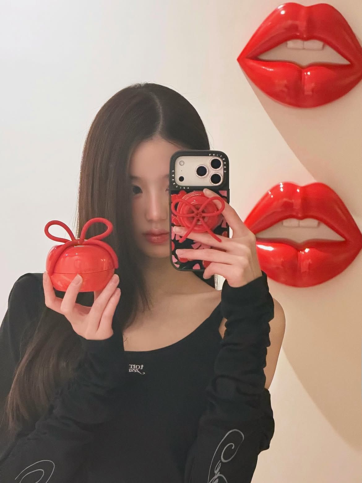 장원영이 애정하는 레드컬러의 체리 브러시와 핸드폰 케이스