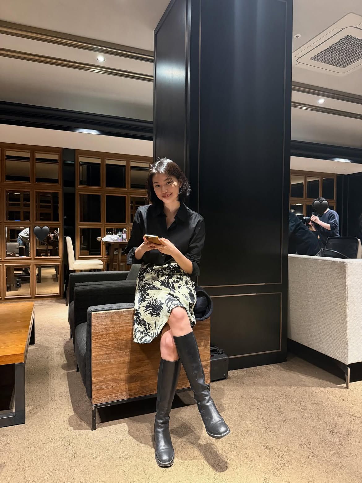 프린트 미디스커트와 롱부츠로 완성한 김도연의 모던 룩.