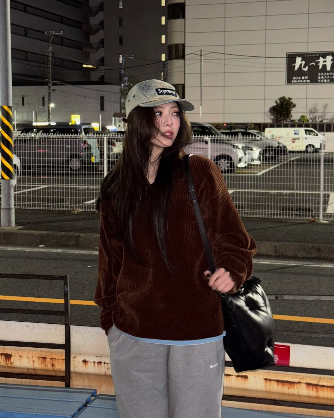 브라운 톱과 그레이 팬츠에 워싱 볼캡을 더한 유나의 캐주얼 룩.