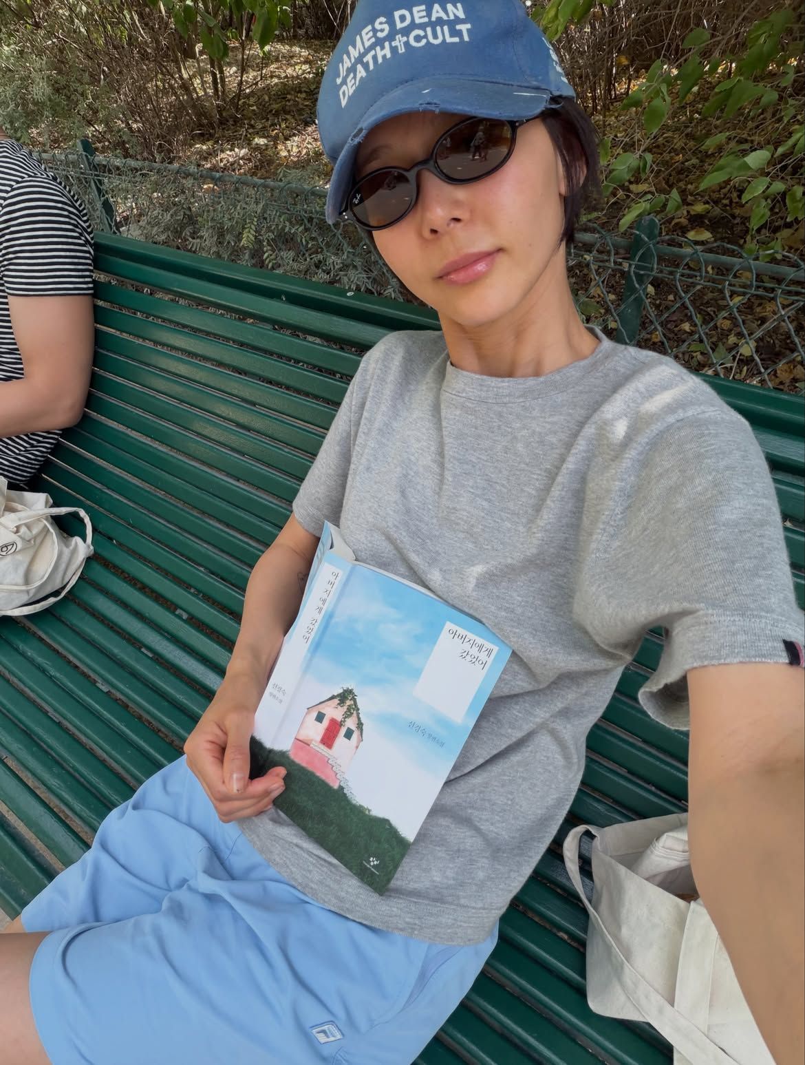 블루 볼캡과 하늘색 쇼츠로 청량하게 완성한 김나영의 휴가 룩.