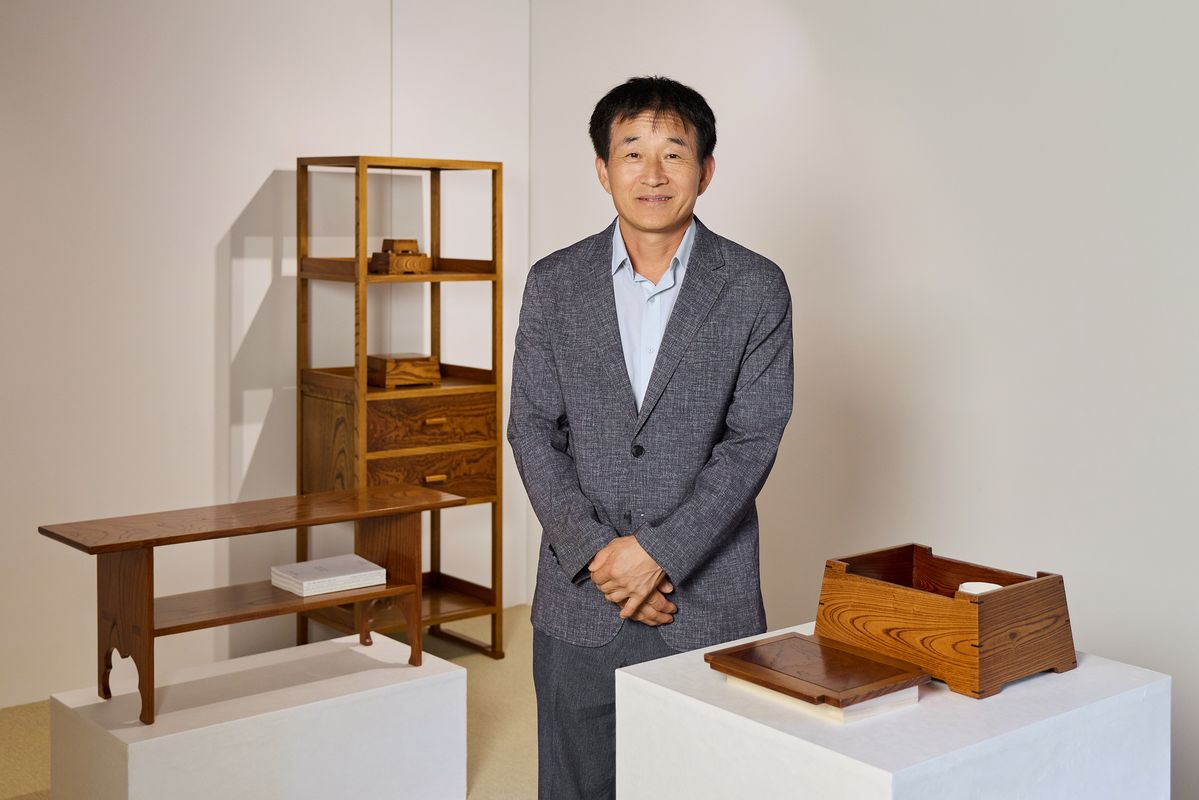 올해의 장인으로 선정된 소목장 조복래와 그의 작품.