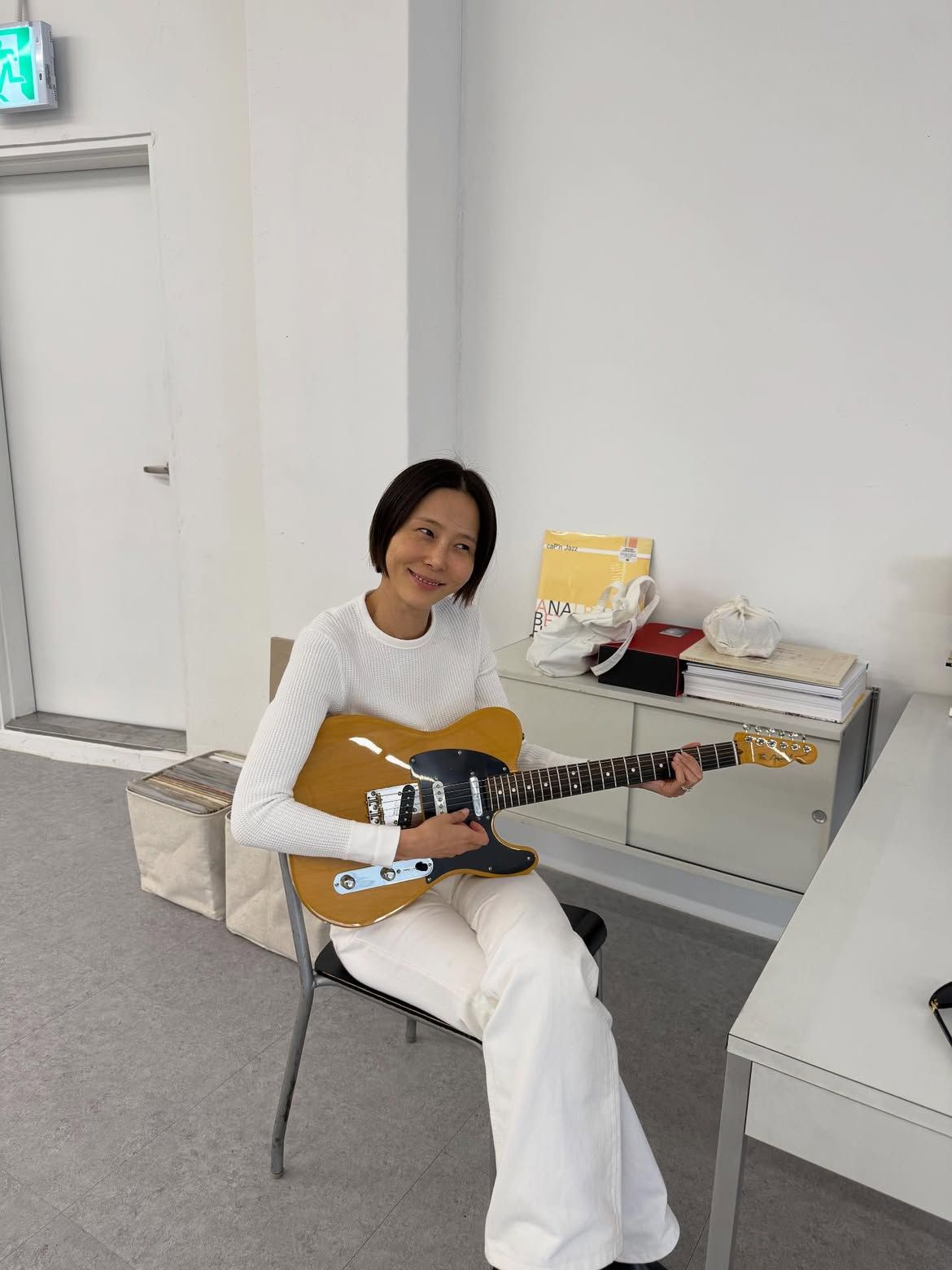 화이트 롱 슬리브와 데님으로 담백한 올 화이트 스타일링을 완성한 김나영. /@nayoungkeem
